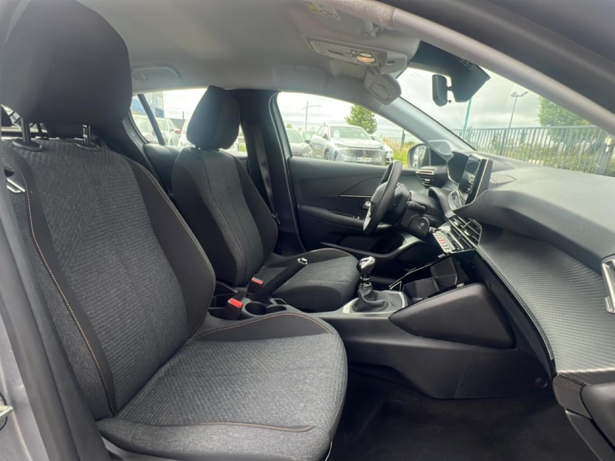 Peugeot 208 1.2 100 STYLE (2025) - Photo 12