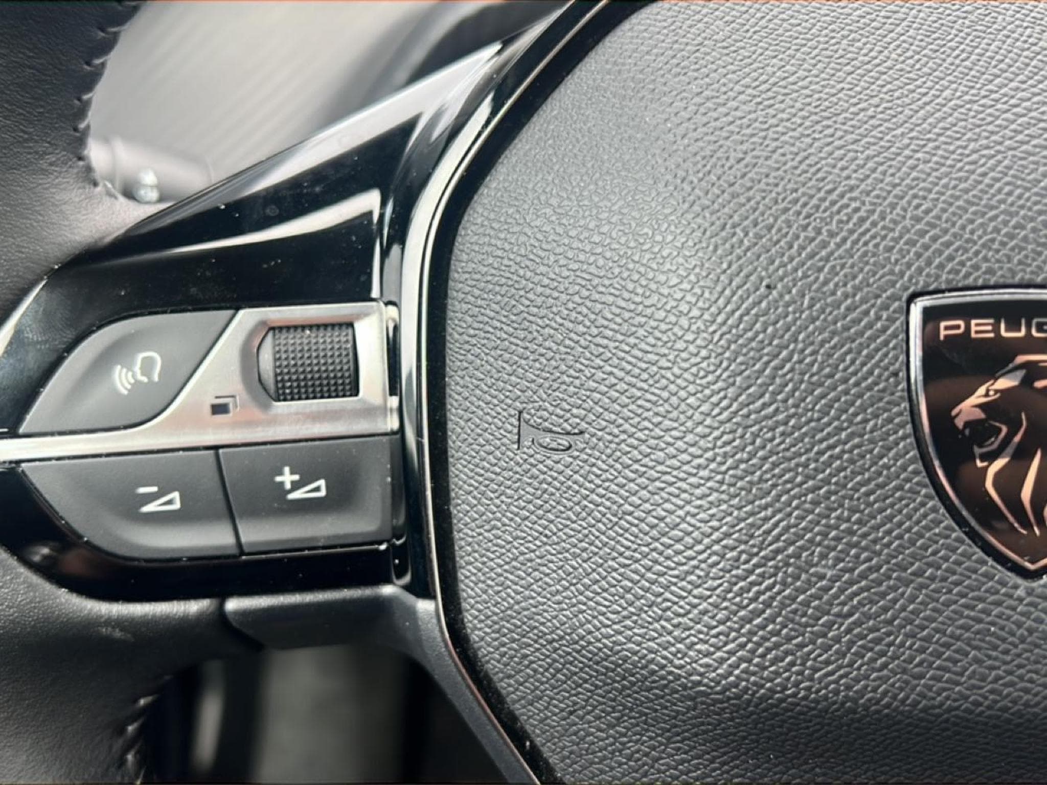 Peugeot 208 1.2 100 STYLE (2025) - Photo 15