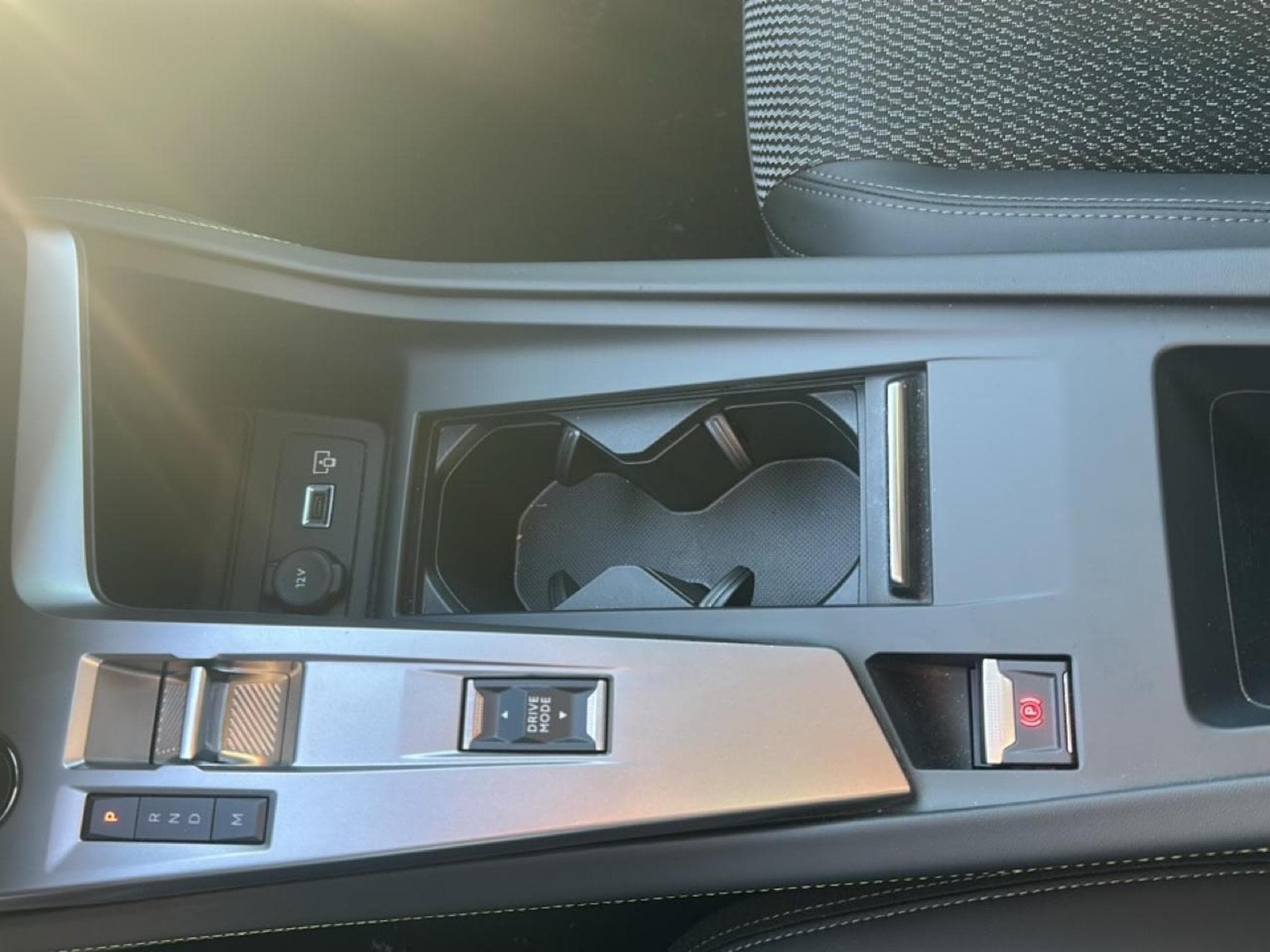 Peugeot 408 HYBRID 145 GT E-DCS6 (2025) - Photo 12