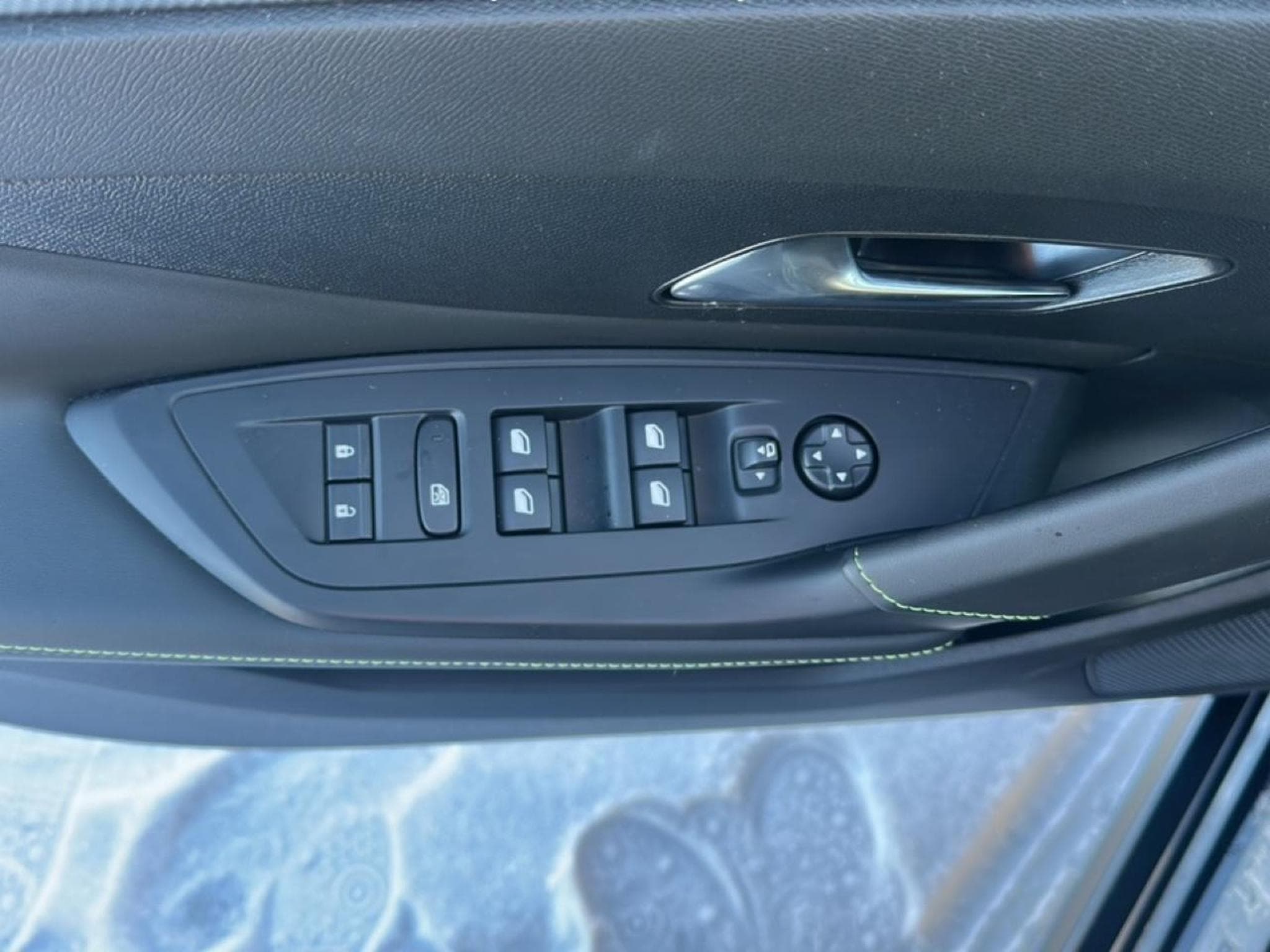 Peugeot 408 HYBRID 145 GT E-DCS6 (2025) - Photo 13