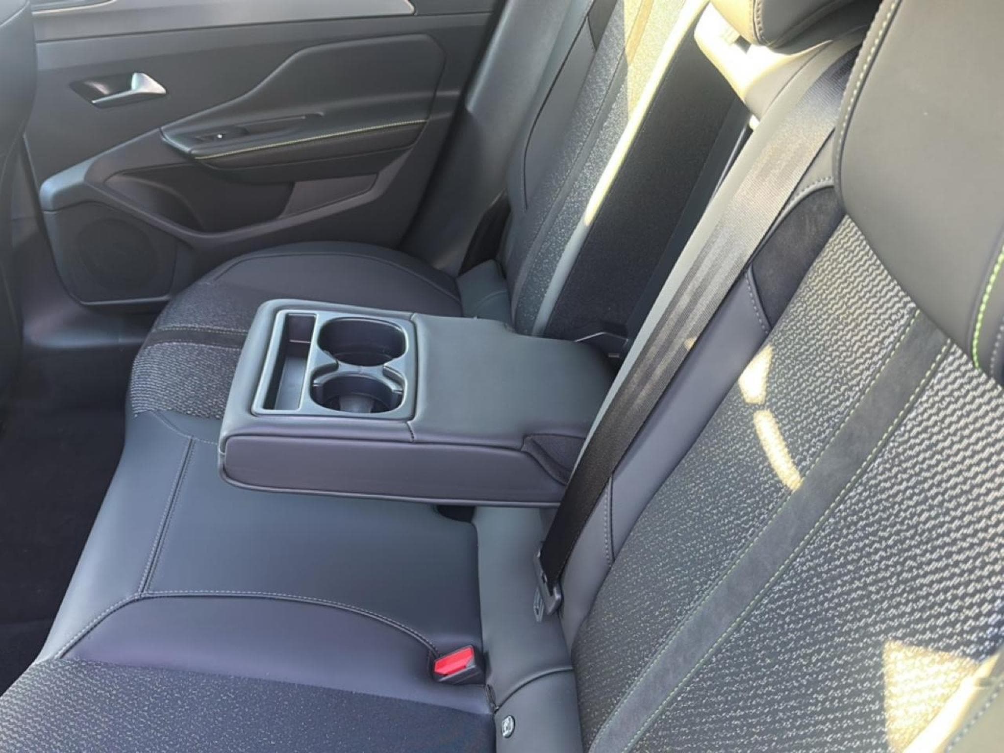 Peugeot 408 HYBRID 145 GT E-DCS6 (2025) - Photo 16