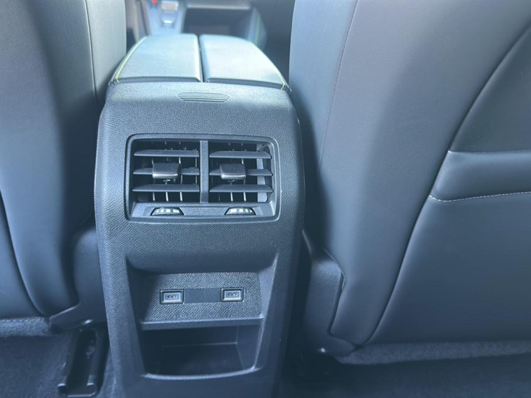 Peugeot 408 HYBRID 145 GT E-DCS6 (2025) - Photo 17