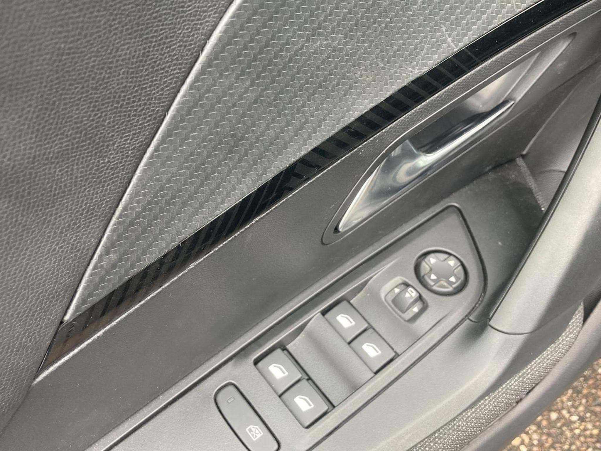 Peugeot 2008 1.2 HYBRID 145 STYLE E-DCS6 (2025) - Photo 11