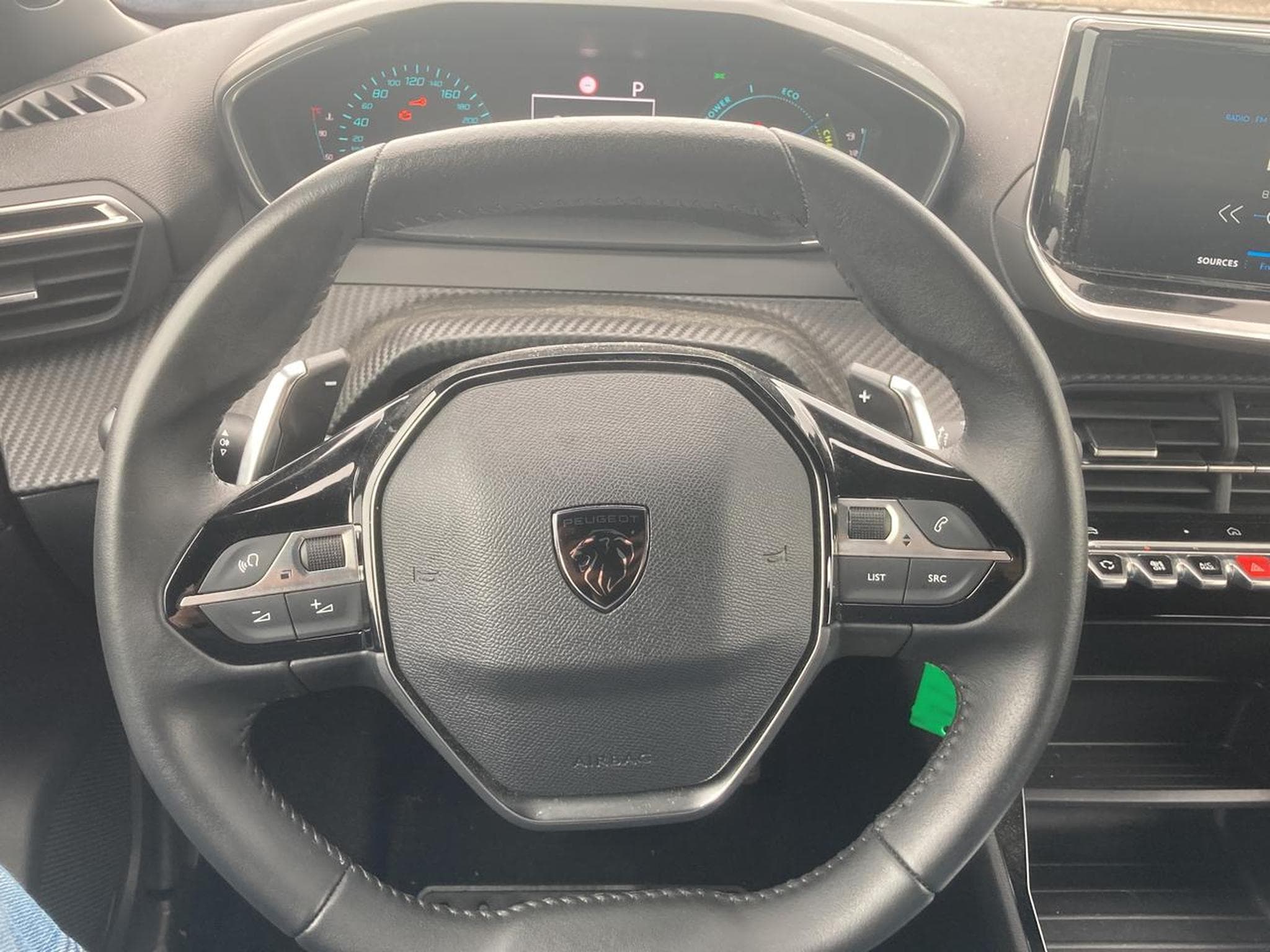 Peugeot 2008 1.2 HYBRID 145 STYLE E-DCS6 (2025) - Photo 13