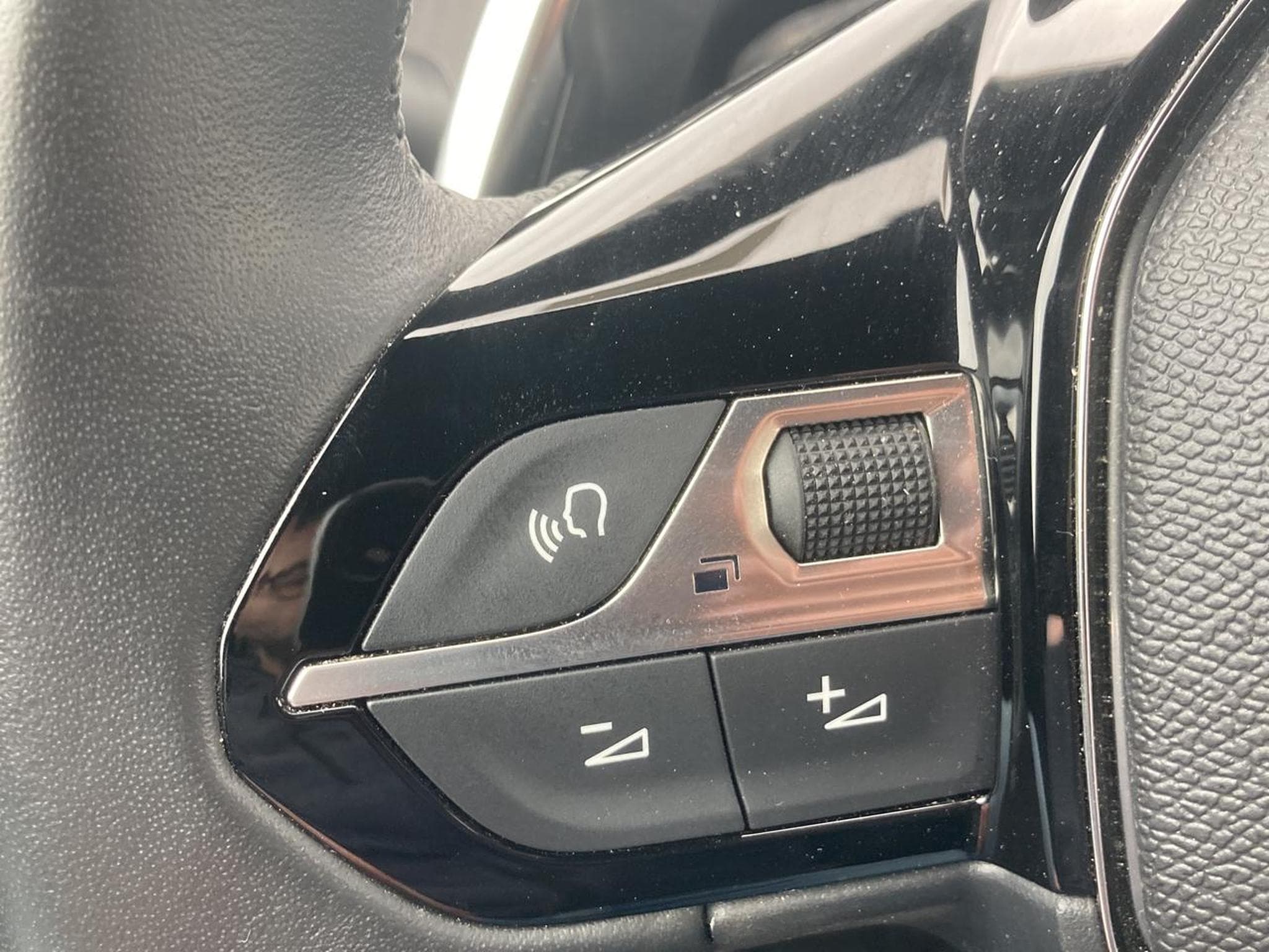 Peugeot 2008 1.2 HYBRID 145 STYLE E-DCS6 (2025) - Photo 17