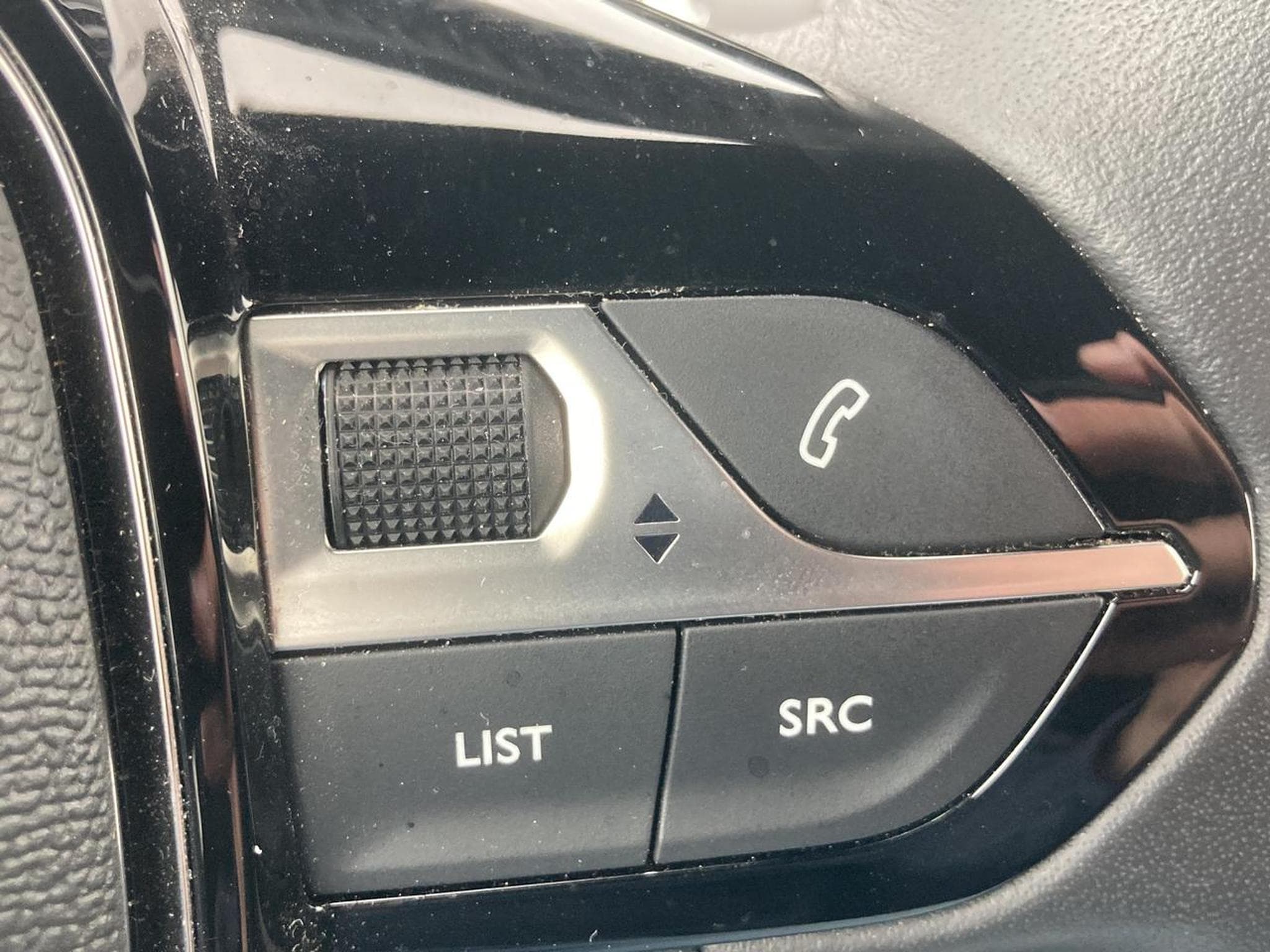 Peugeot 2008 1.2 HYBRID 145 STYLE E-DCS6 (2025) - Photo 18