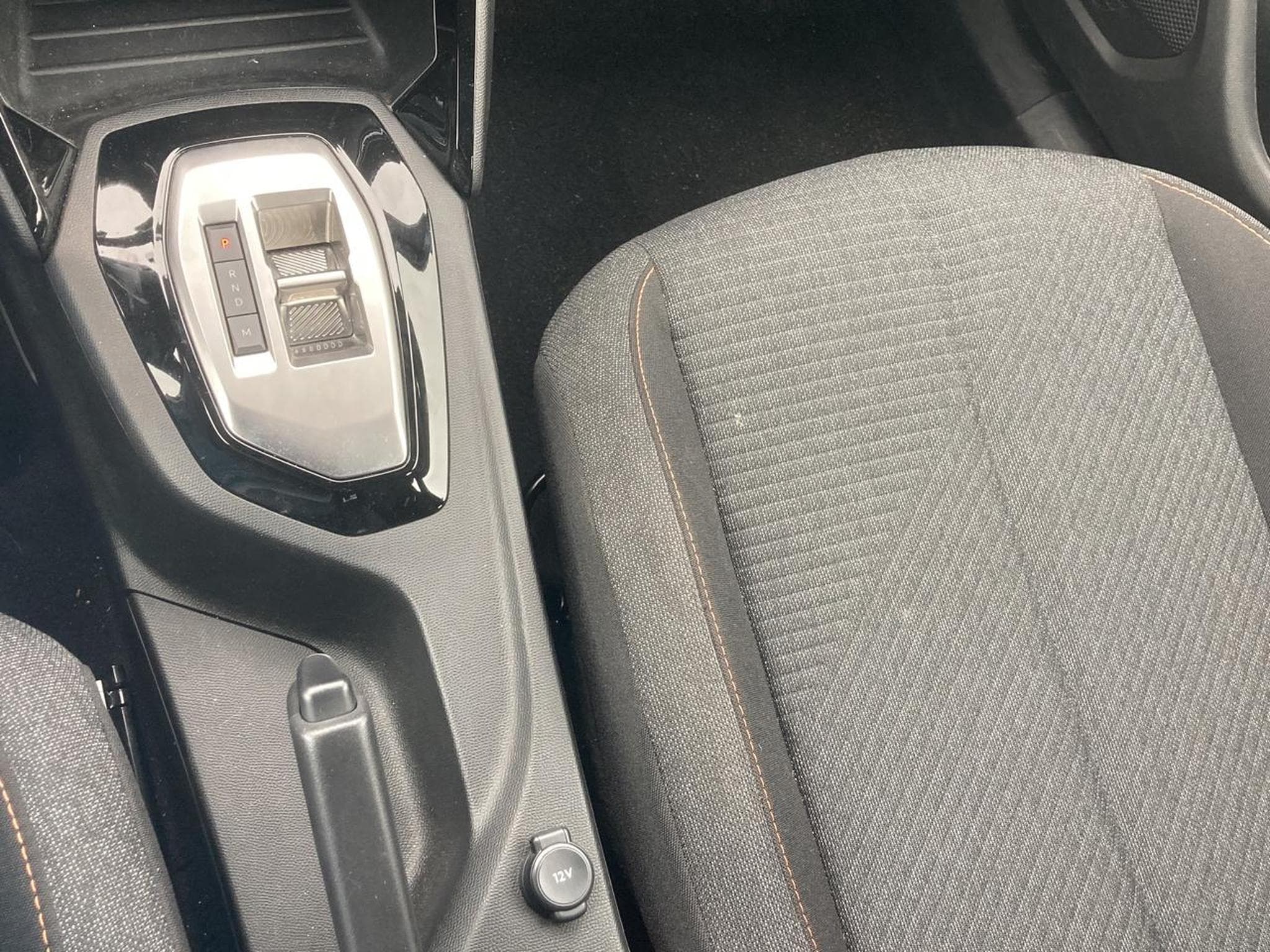Peugeot 2008 1.2 HYBRID 145 STYLE E-DCS6 (2025) - Photo 20