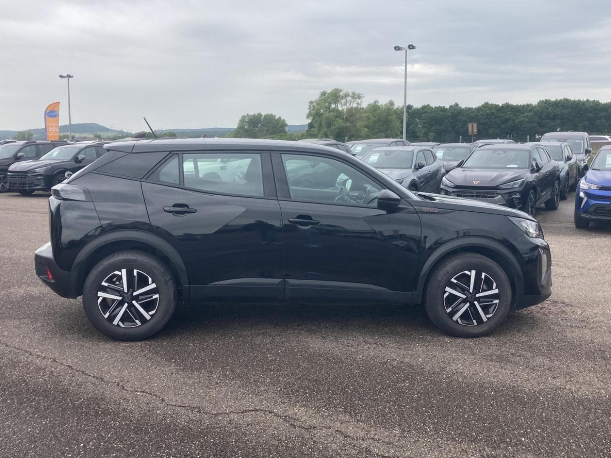 Peugeot 2008 1.2 HYBRID 145 STYLE E-DCS6 (2025) - Photo 4