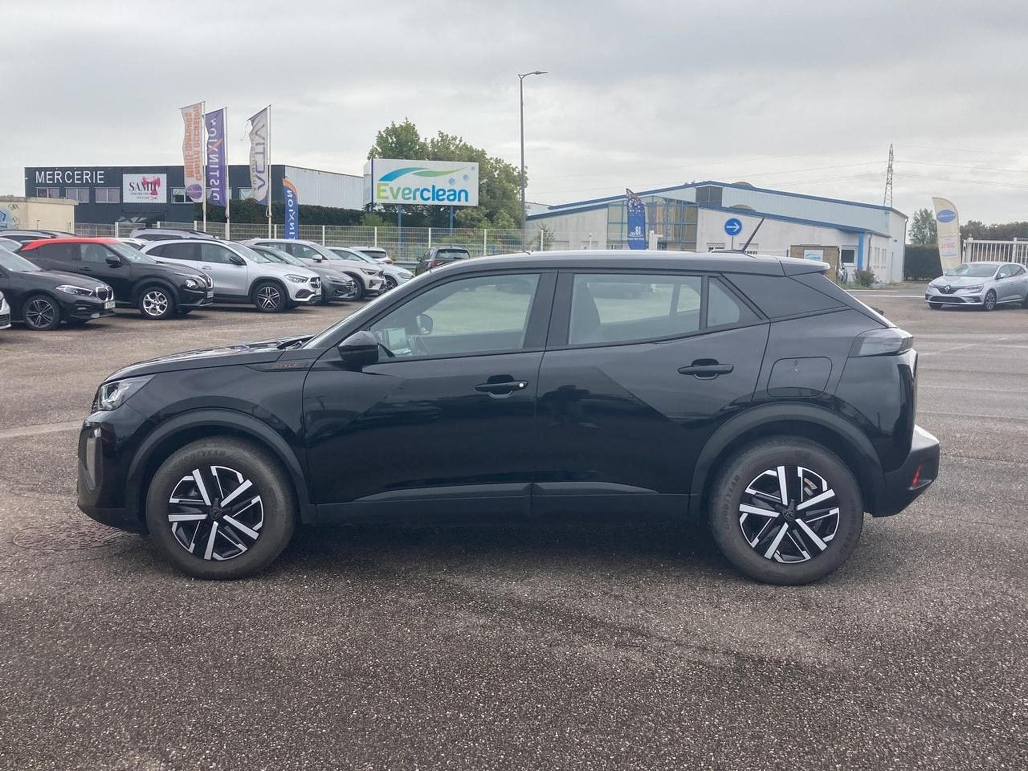 Peugeot 2008 1.2 HYBRID 145 STYLE E-DCS6 (2025) - Photo 8
