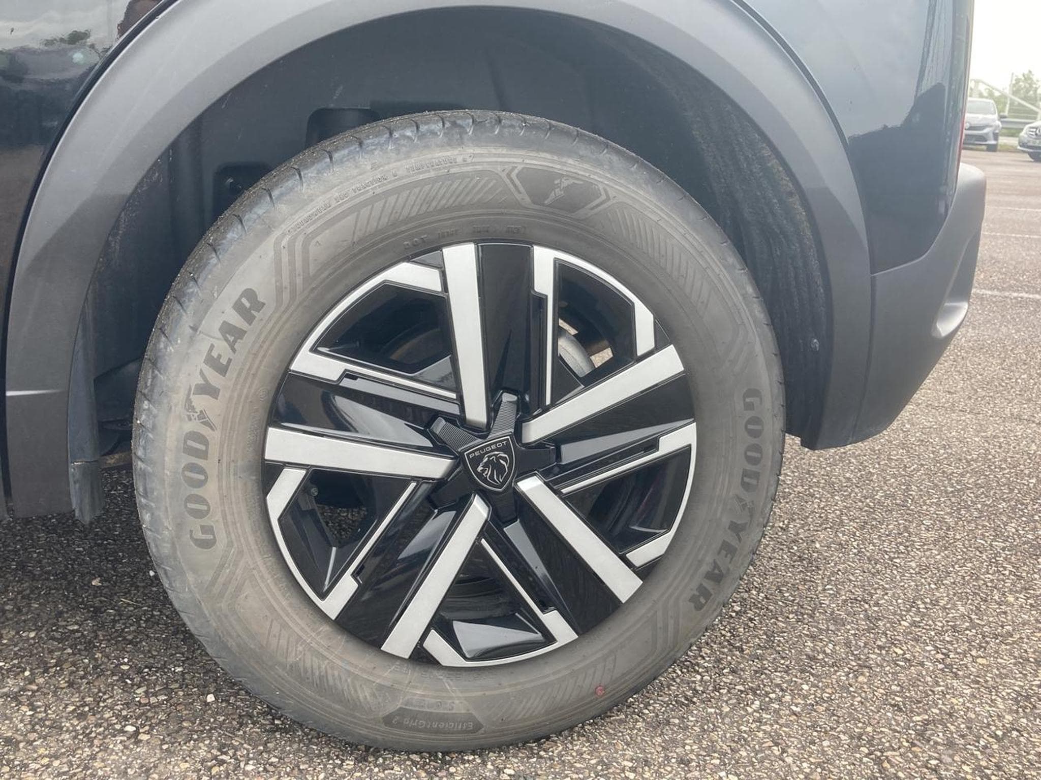 Peugeot 2008 1.2 HYBRID 145 STYLE E-DCS6 (2025) - Photo 9