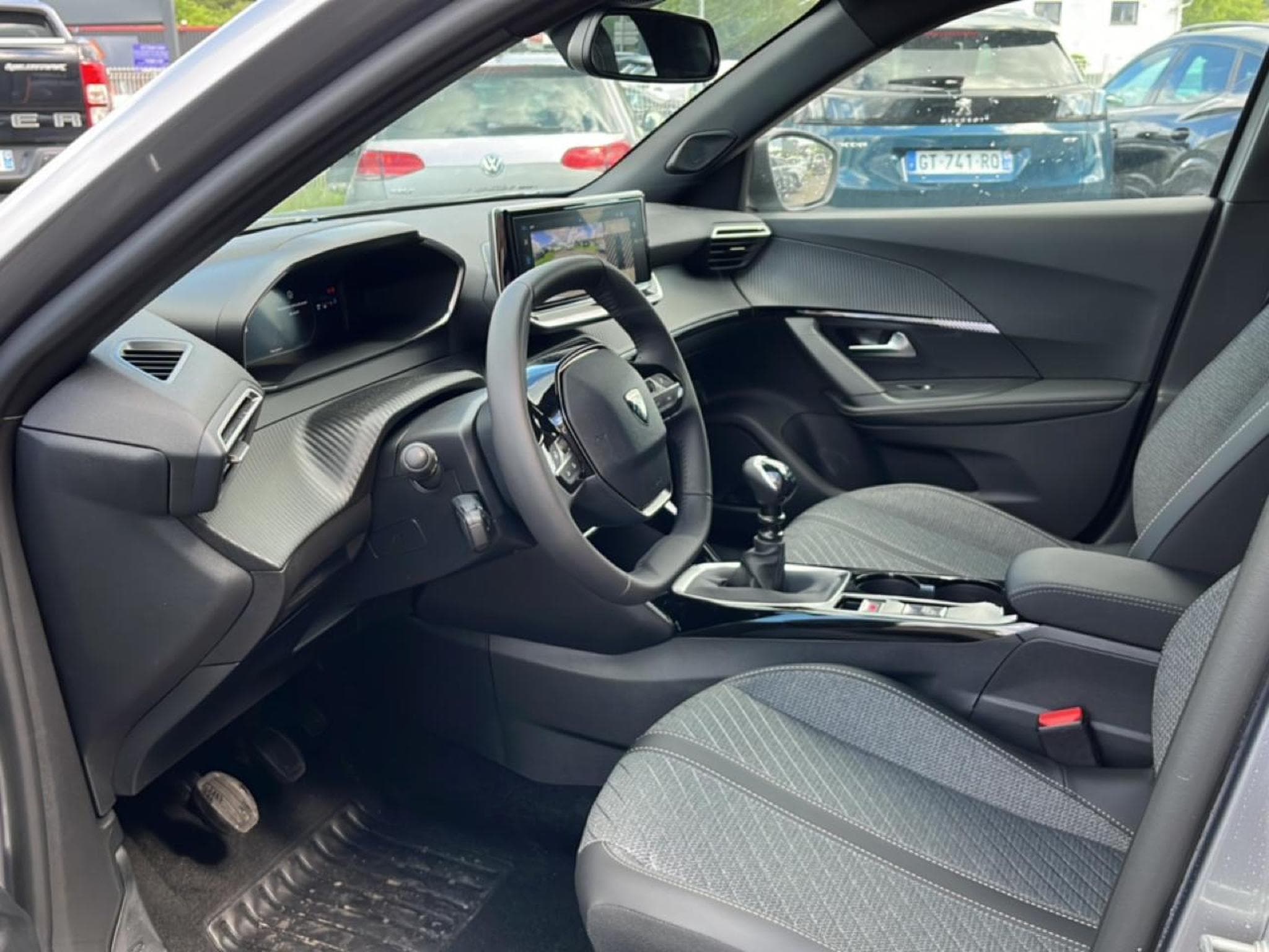 Peugeot 2008 1.2 100 ALLURE (2025) - Photo 10
