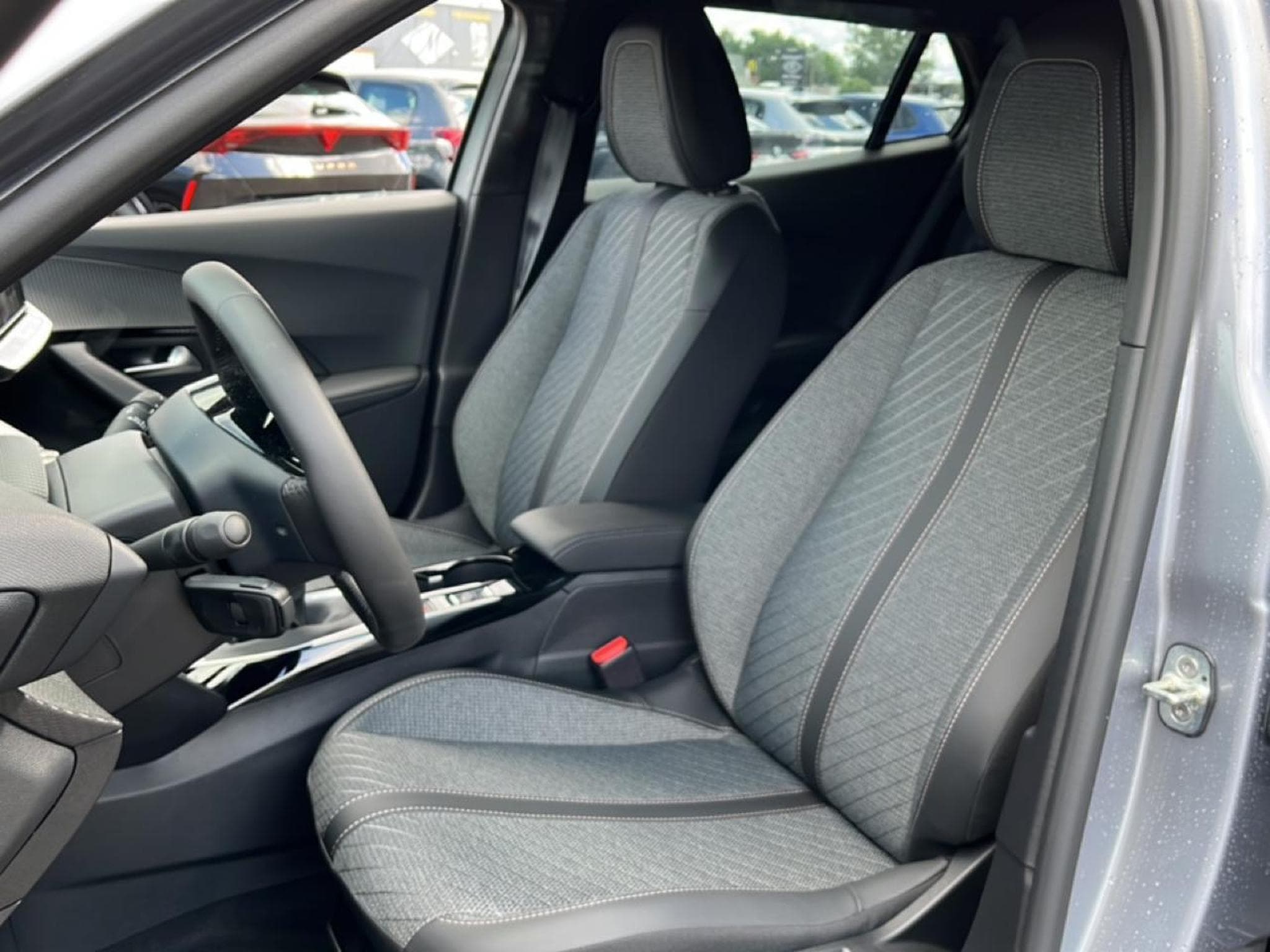 Peugeot 2008 1.2 100 ALLURE (2025) - Photo 11