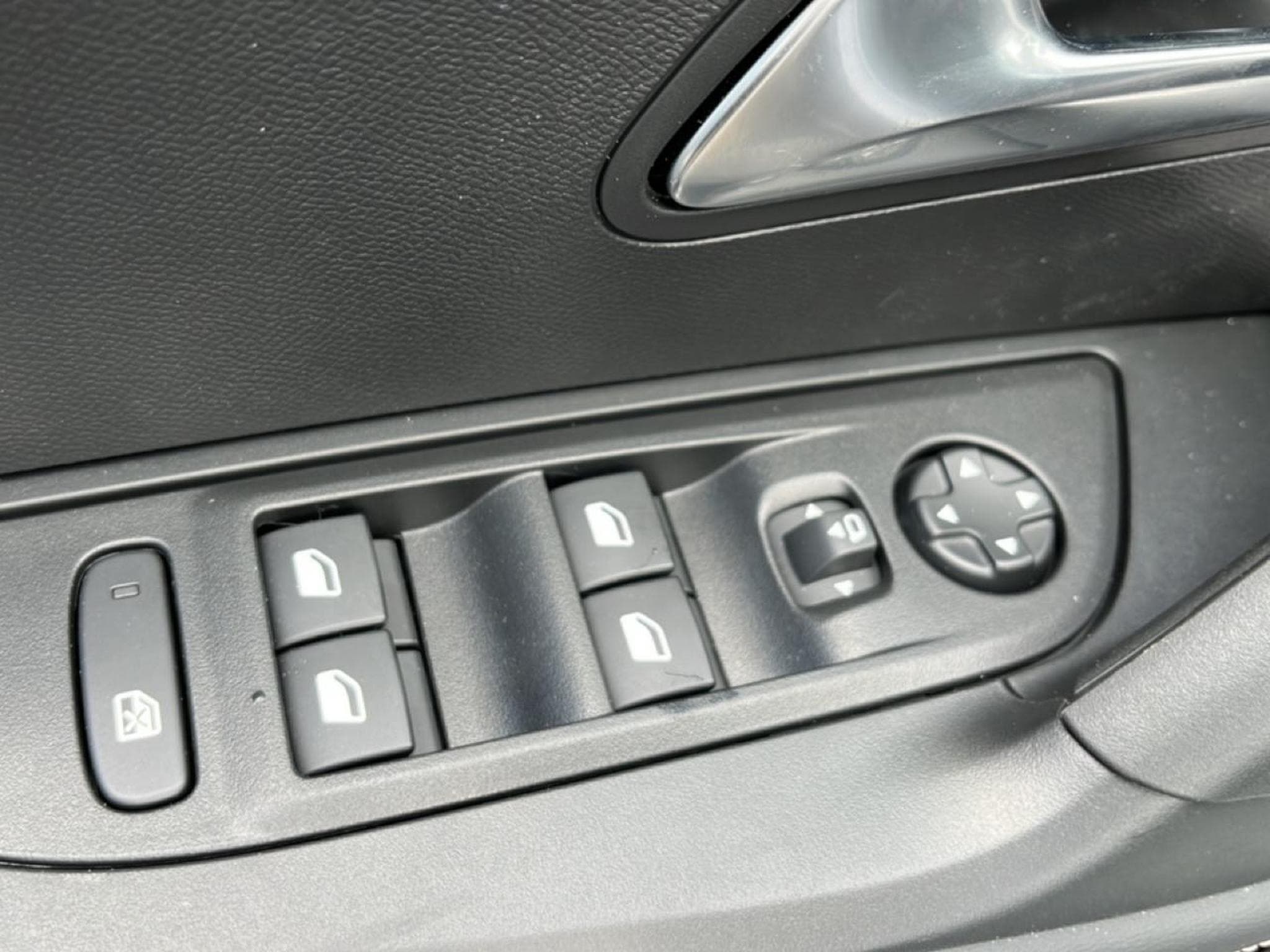 Peugeot 2008 1.2 100 ALLURE (2025) - Photo 12