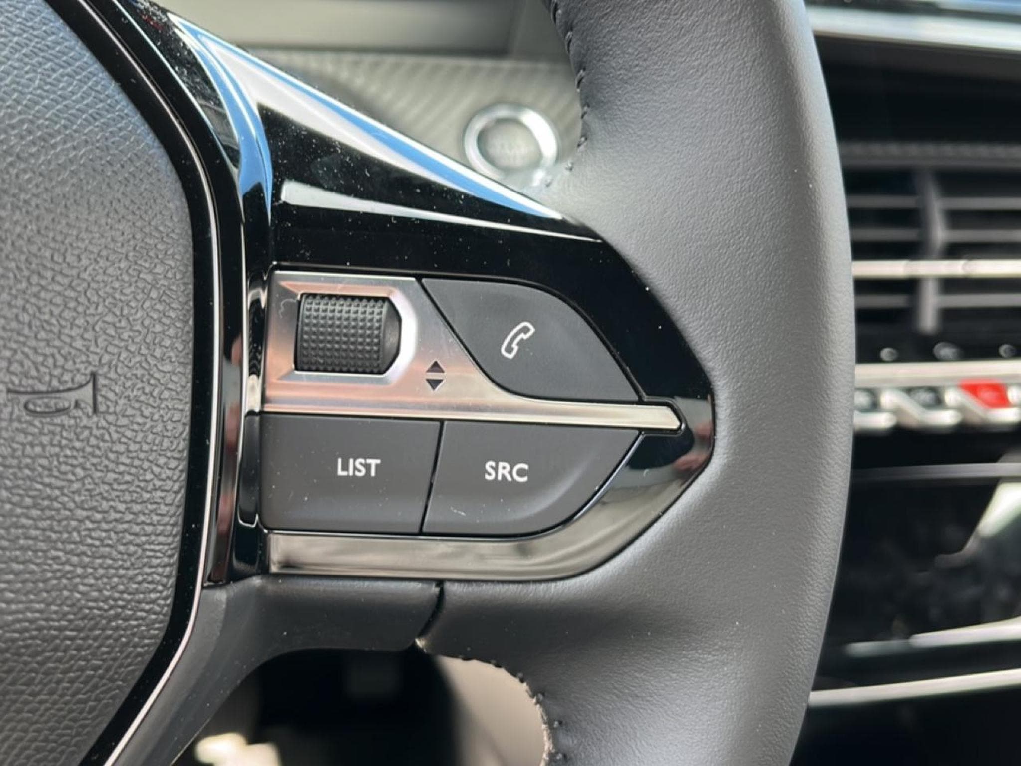 Peugeot 2008 1.2 100 ALLURE (2025) - Photo 18