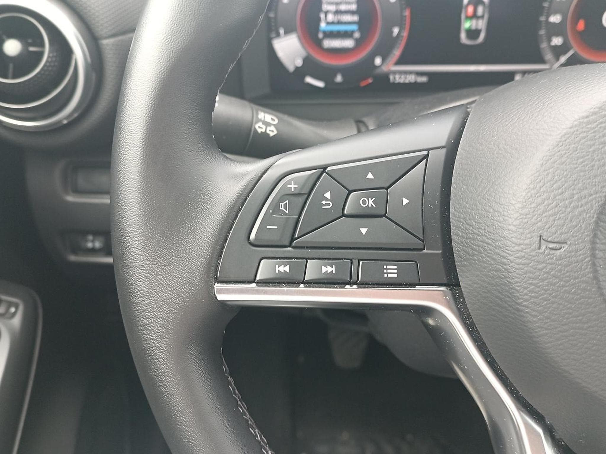 Nissan JUKE 1.0 DIG-T 114 N-CONNECTA (2025) - Foto 13