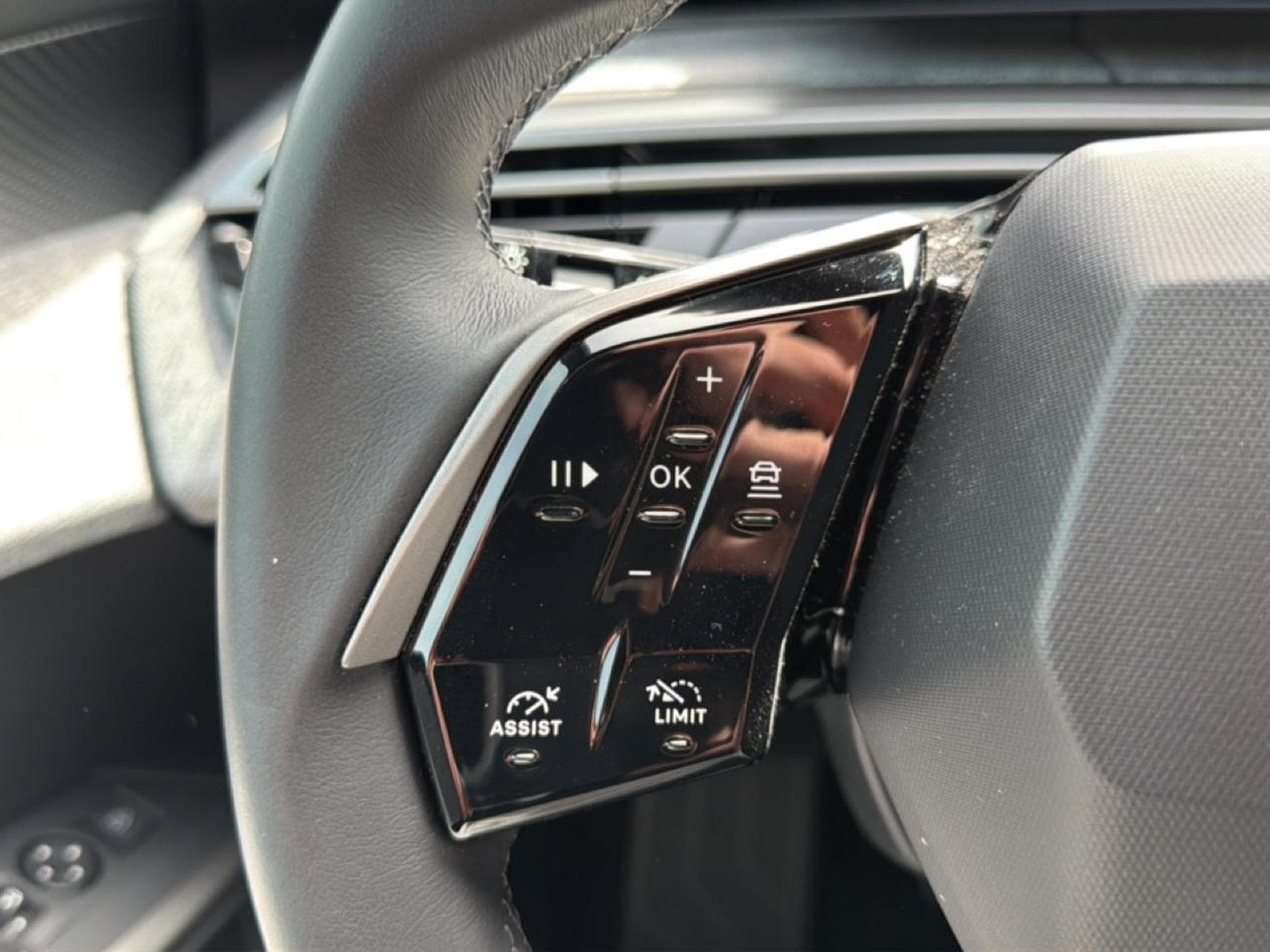 Peugeot 5008 HYBRID 145 ALLURE E-DCS6 (2025) - Foto 19