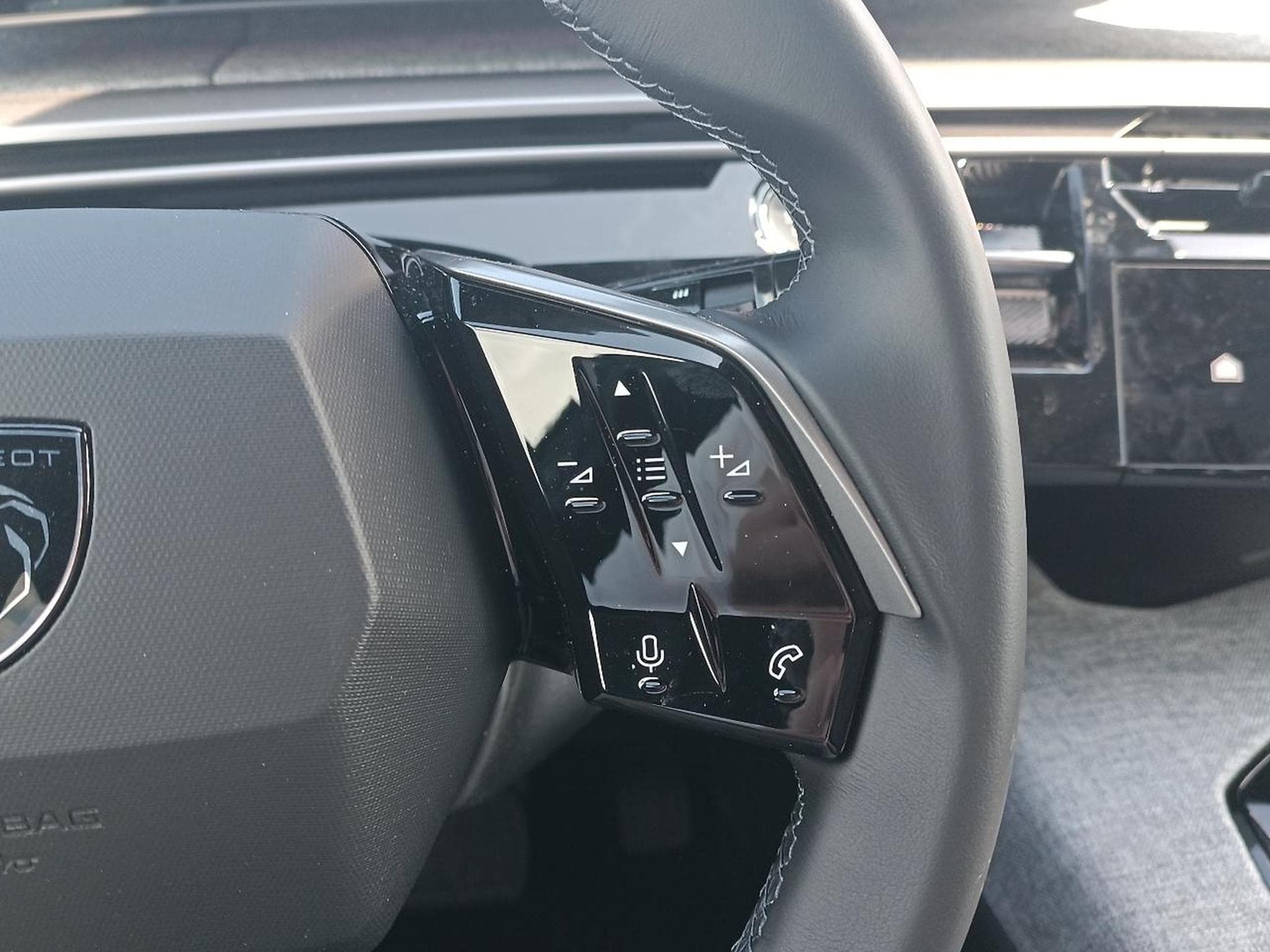 Peugeot 3008 1.2 HYBRID 145 ALLURE E-DCS6 (2025) - Foto 16