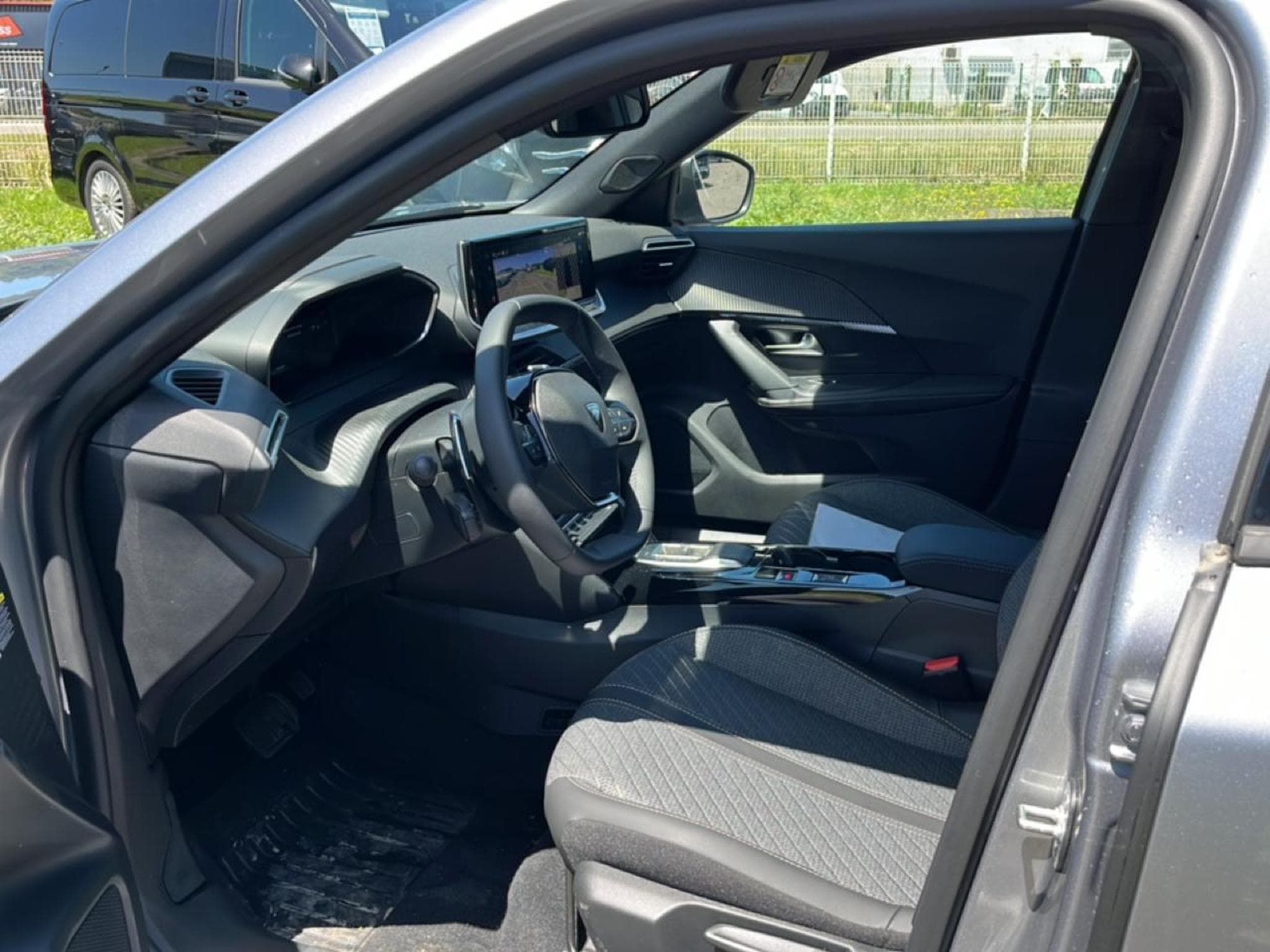Peugeot 2008 1.2 HYBRID 145 ALLURE E-DCS6 (2025) - Photo 10