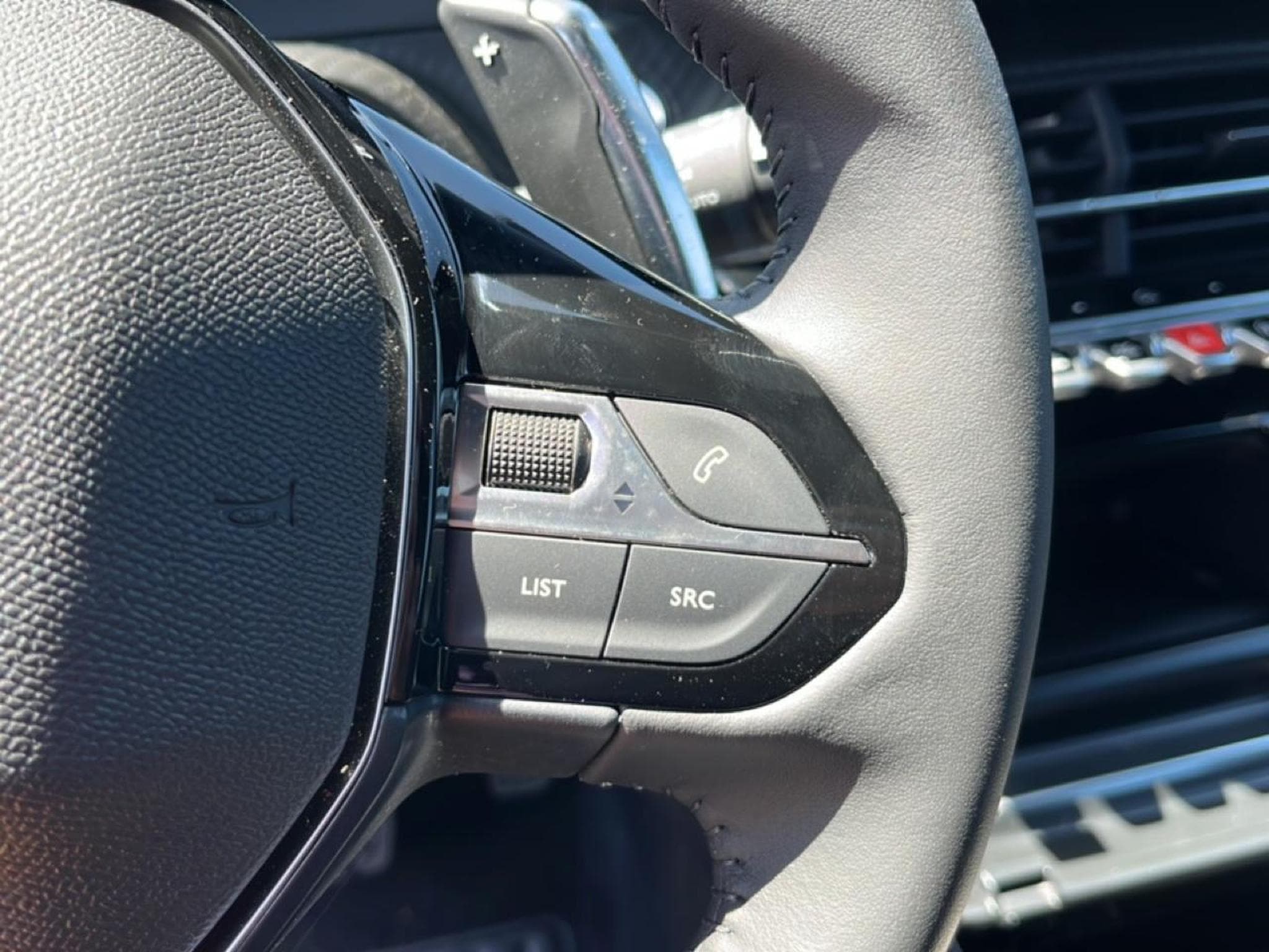 Peugeot 2008 1.2 HYBRID 145 ALLURE E-DCS6 (2025) - Photo 19