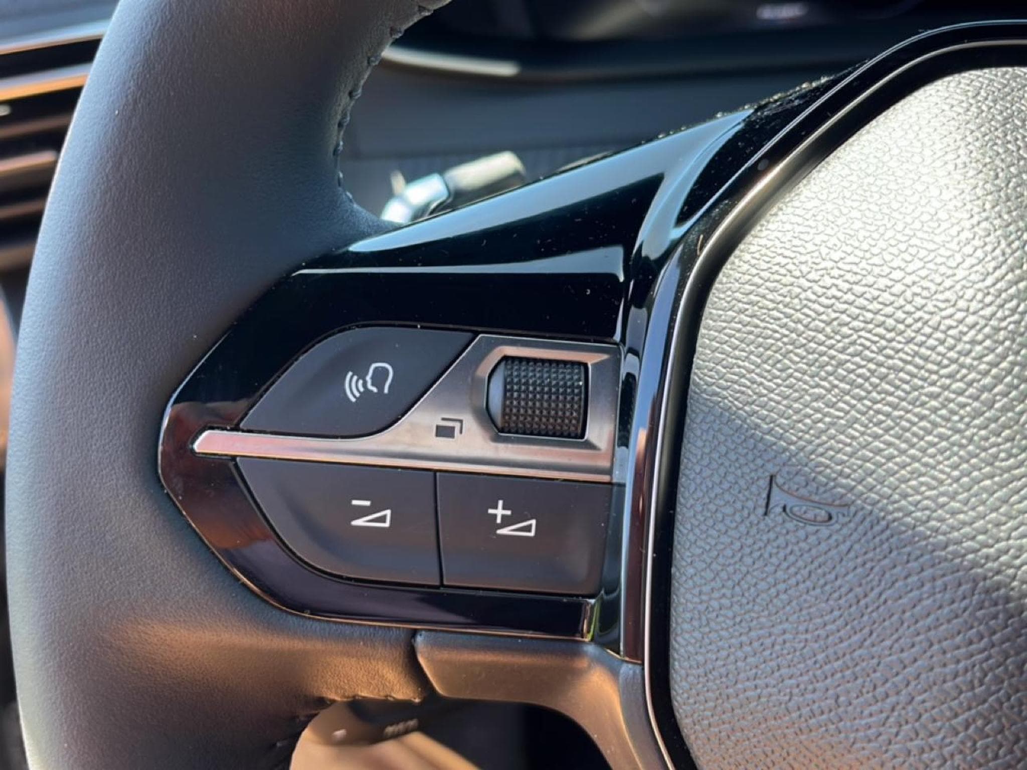 Peugeot 2008 1.2 HYBRID 145 ALLURE E-DCS6 (2025) - Photo 20