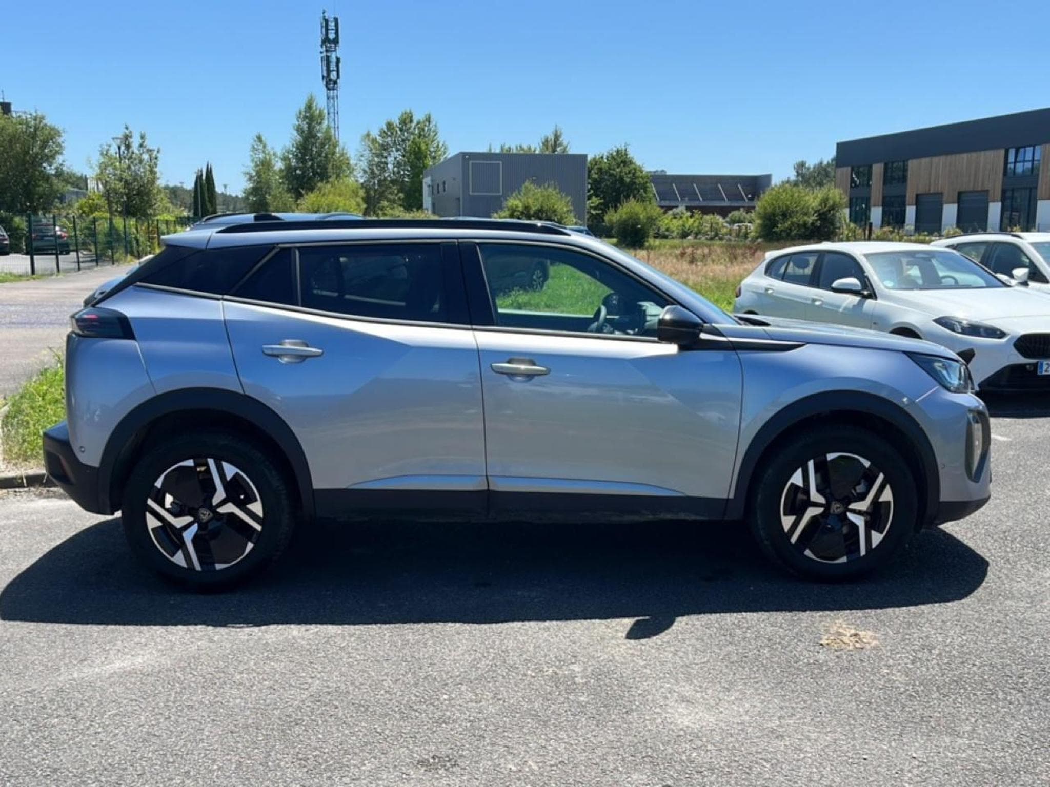 Peugeot 2008 1.2 HYBRID 145 ALLURE E-DCS6 (2025) - Photo 4