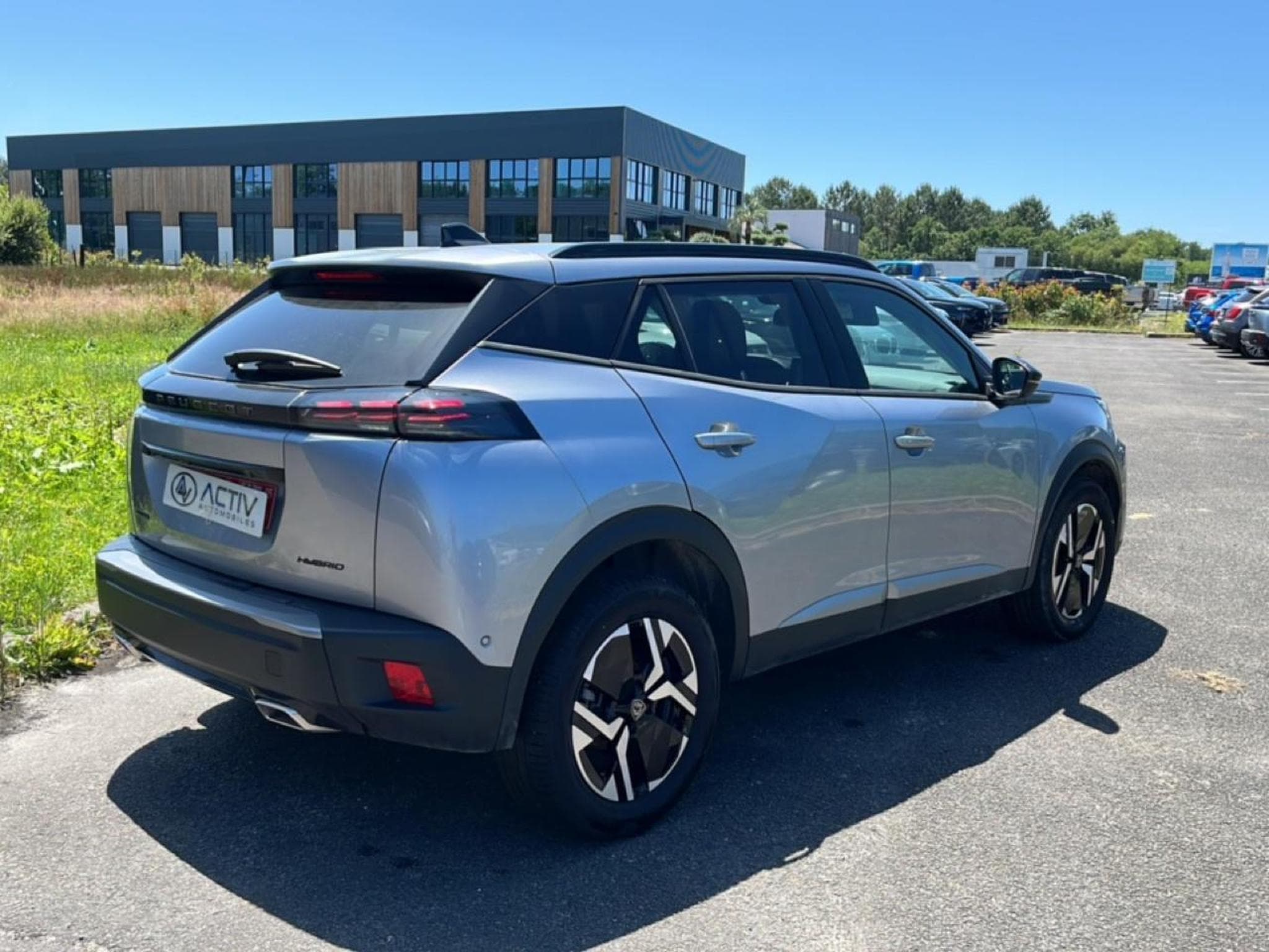 Peugeot 2008 1.2 HYBRID 145 ALLURE E-DCS6 (2025) - Photo 5