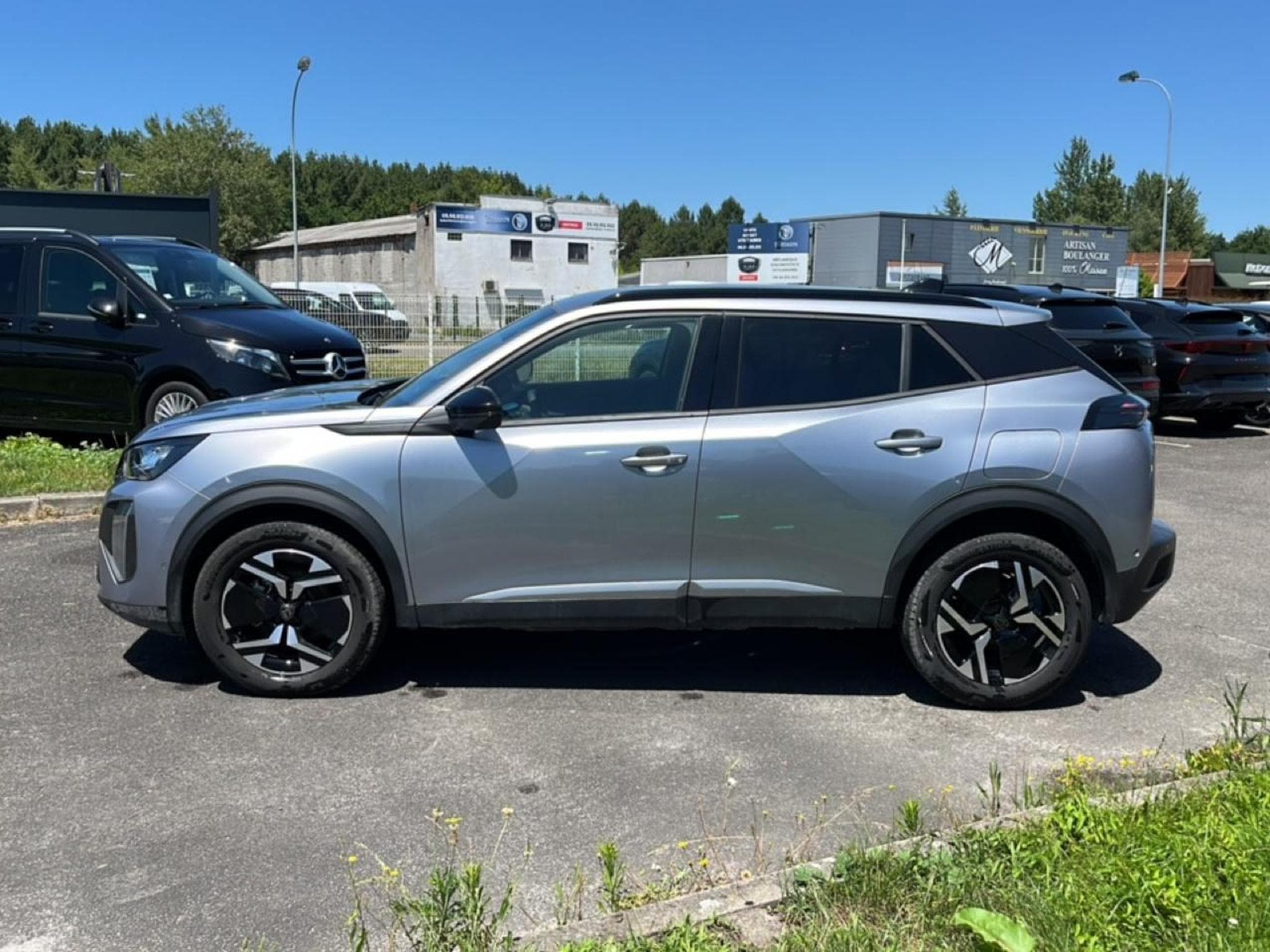 Peugeot 2008 1.2 HYBRID 145 ALLURE E-DCS6 (2025) - Photo 8
