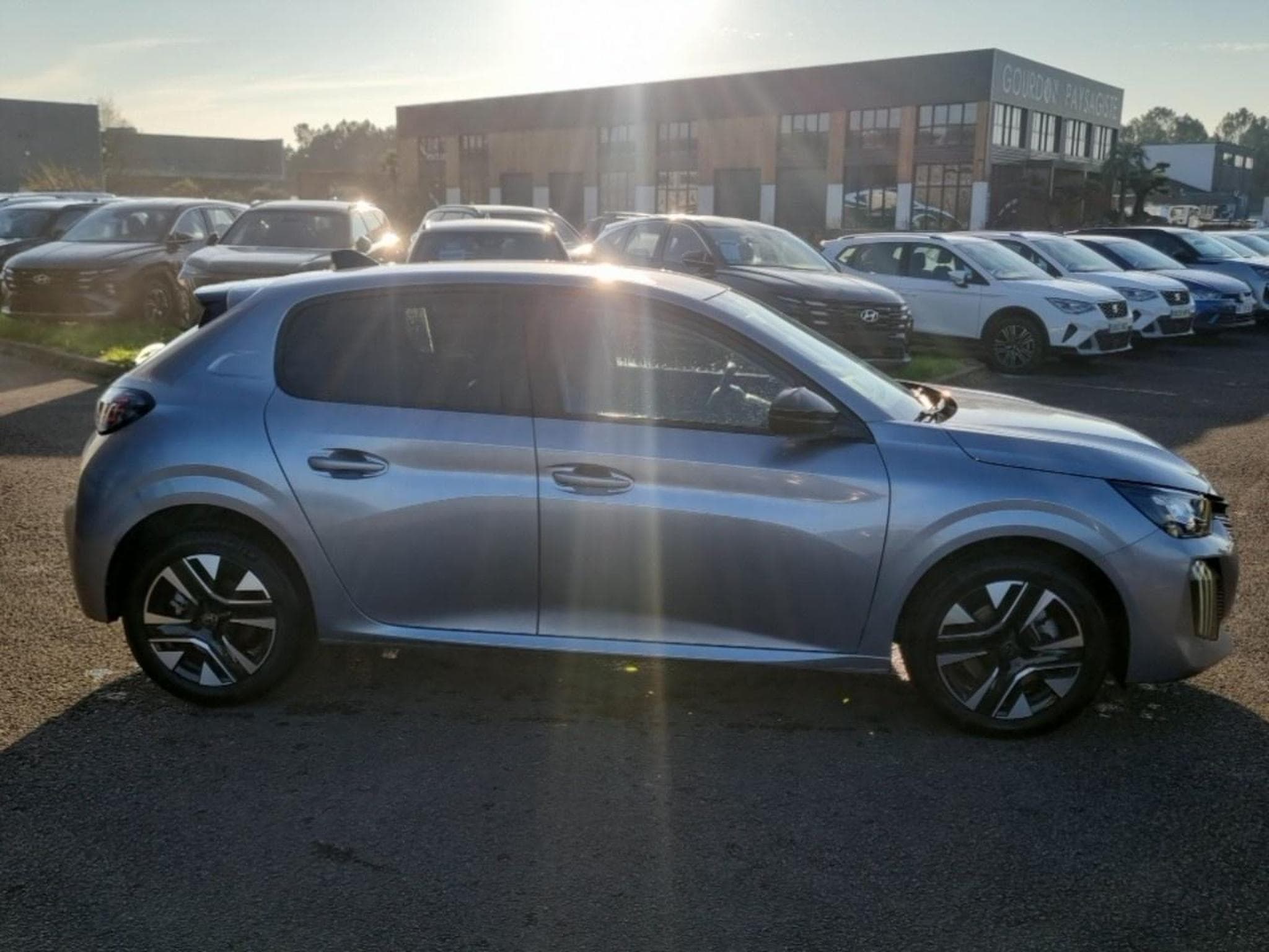 Peugeot 208 1.2 100 ALLURE (2025) - Photo 4