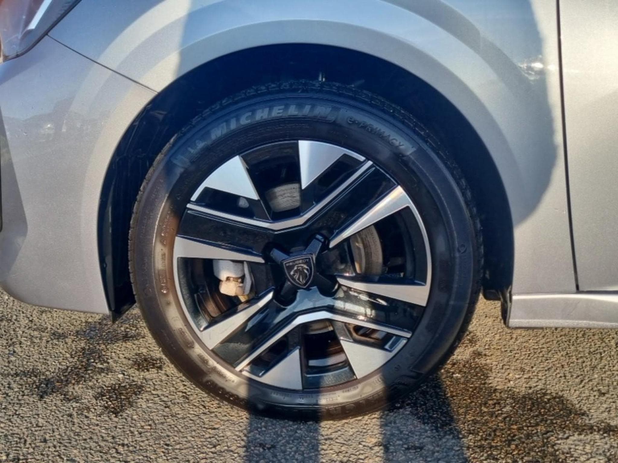 Peugeot 208 1.2 100 ALLURE (2025) - Photo 9