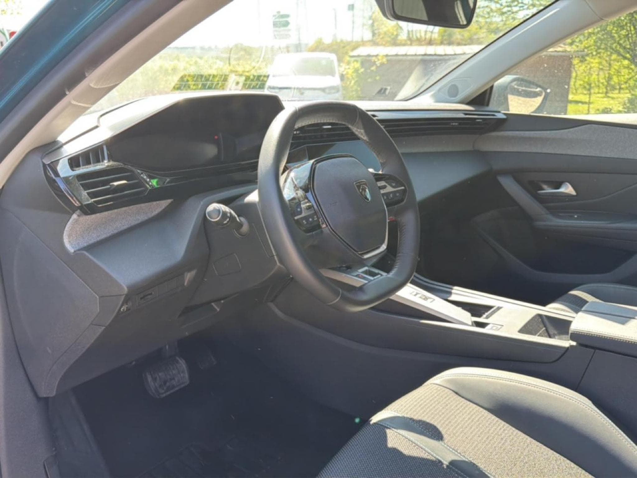 Peugeot 408 HYBRID 145 ALLURE E-DCS6 (2025) - Photo 11