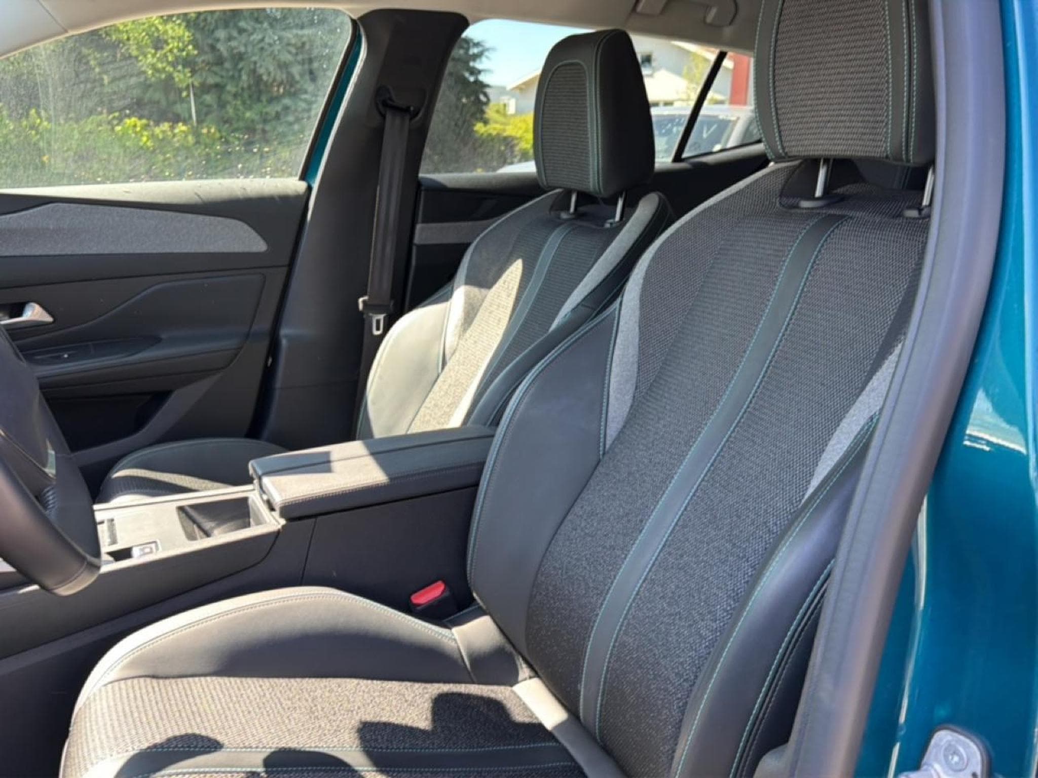Peugeot 408 HYBRID 145 ALLURE E-DCS6 (2025) - Photo 12