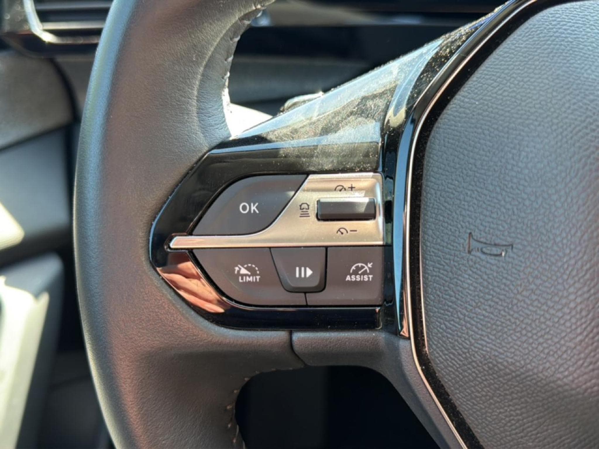 Peugeot 408 HYBRID 145 ALLURE E-DCS6 (2025) - Photo 18