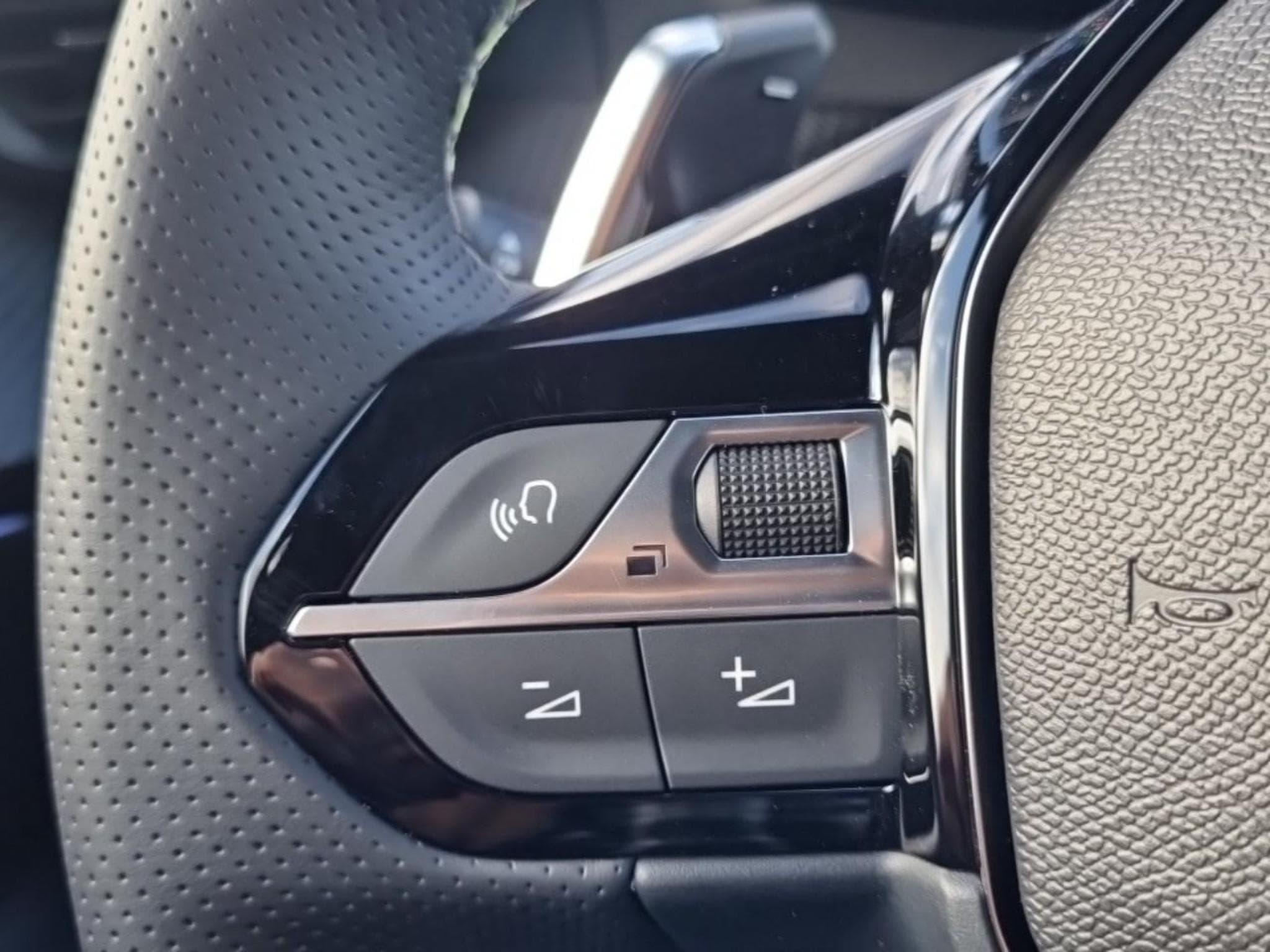 Peugeot 2008 1.2 HYBRID 145 GT E-DCS6 (2025) - Photo 19