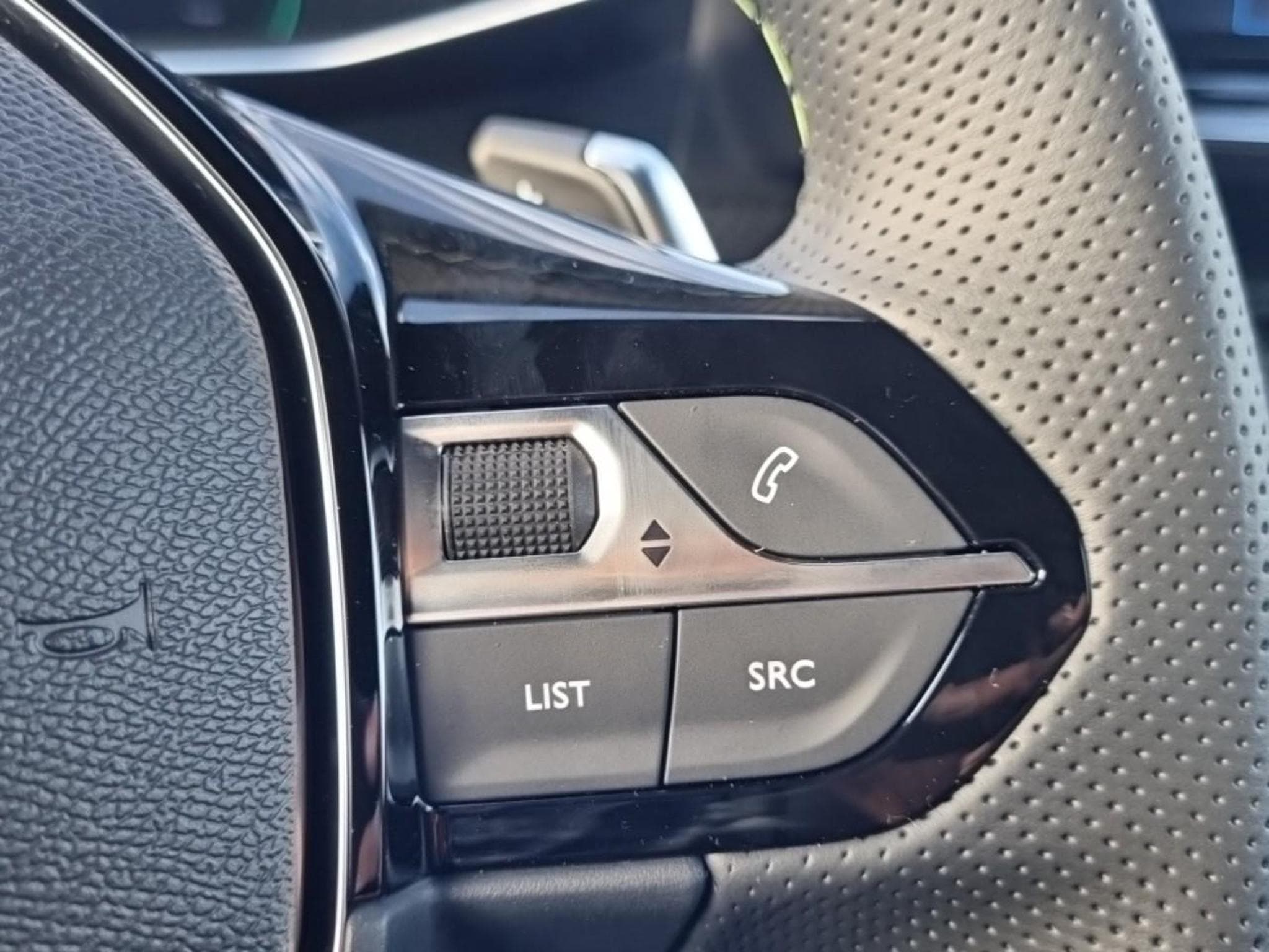 Peugeot 2008 1.2 HYBRID 145 GT E-DCS6 (2025) - Photo 20