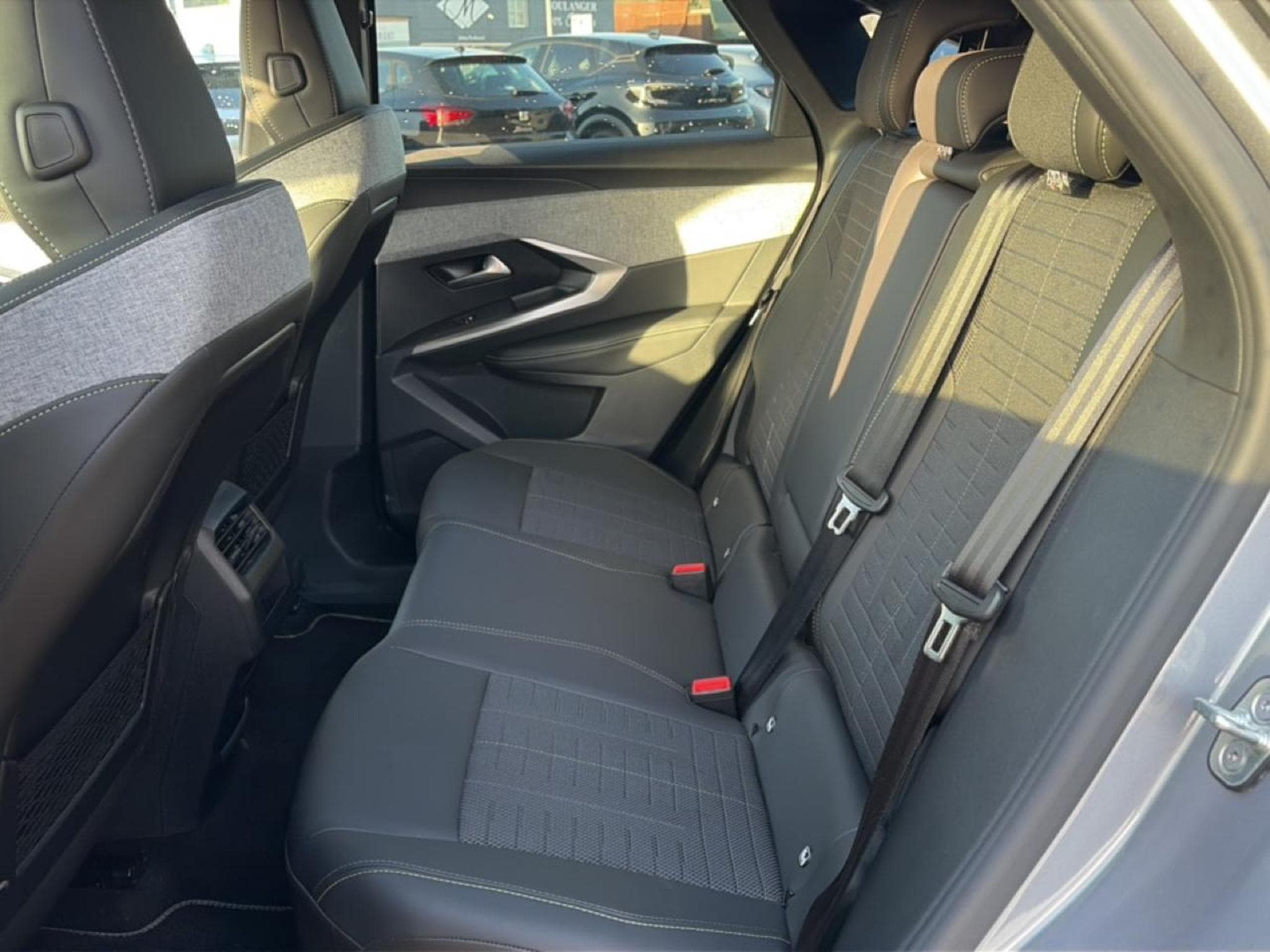 Peugeot 3008 1.2 HYBRID 145 GT E-DCS6 (2025) - Photo 12