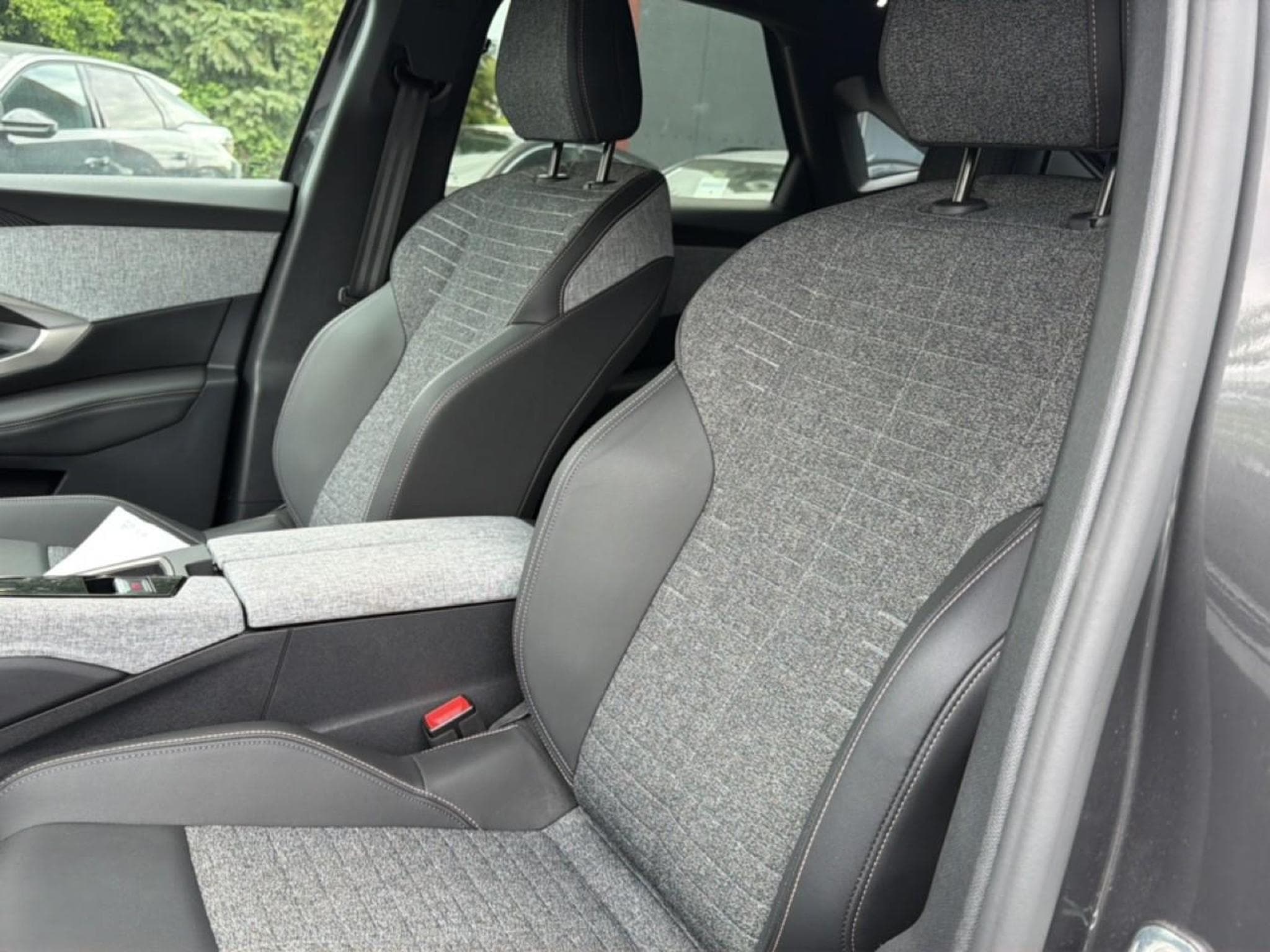 Peugeot 3008 1.2 HYBRID 145 ALLURE E-DCS6 (2025) - Photo 12