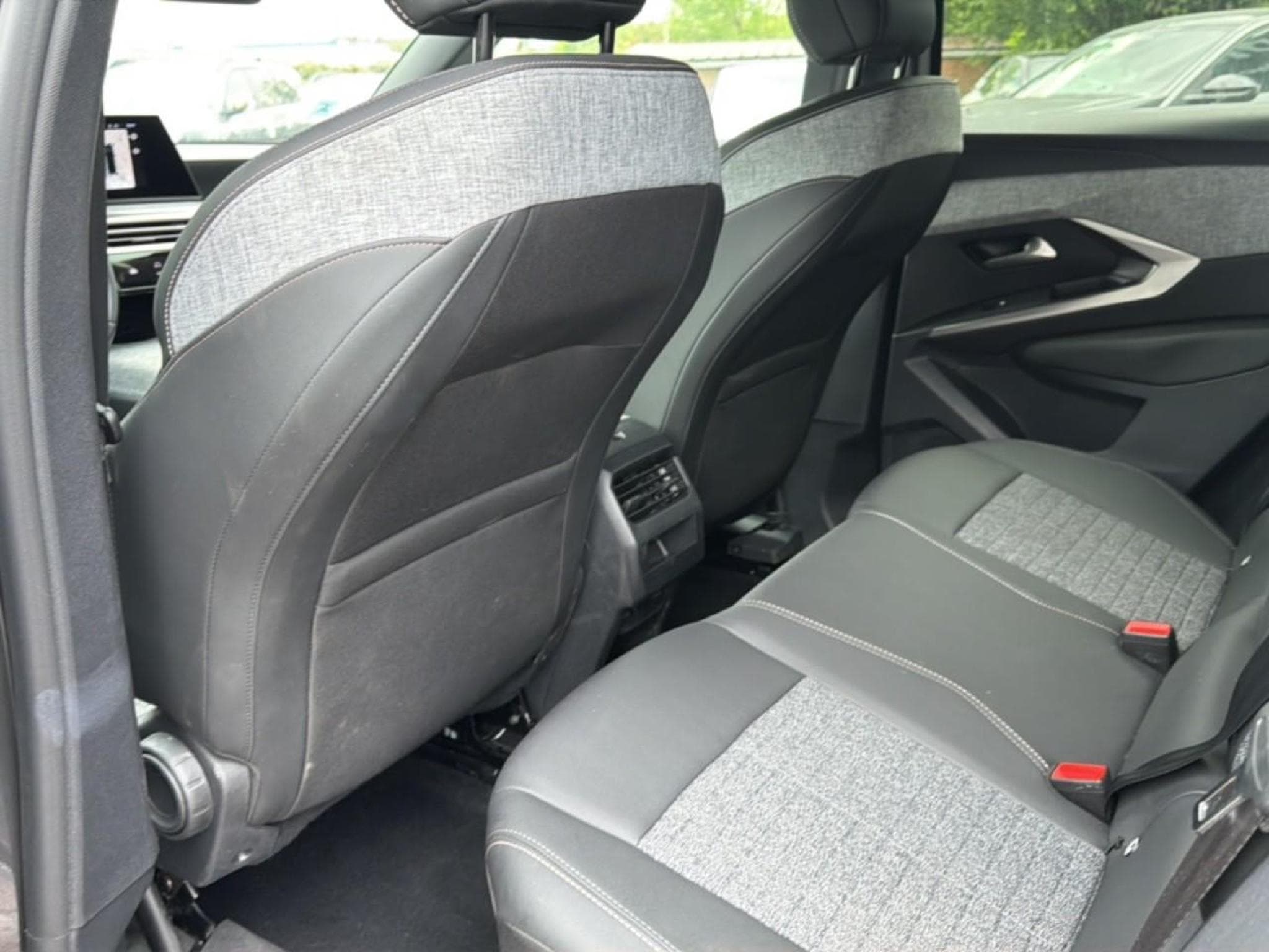 Peugeot 3008 1.2 HYBRID 145 ALLURE E-DCS6 (2025) - Photo 13