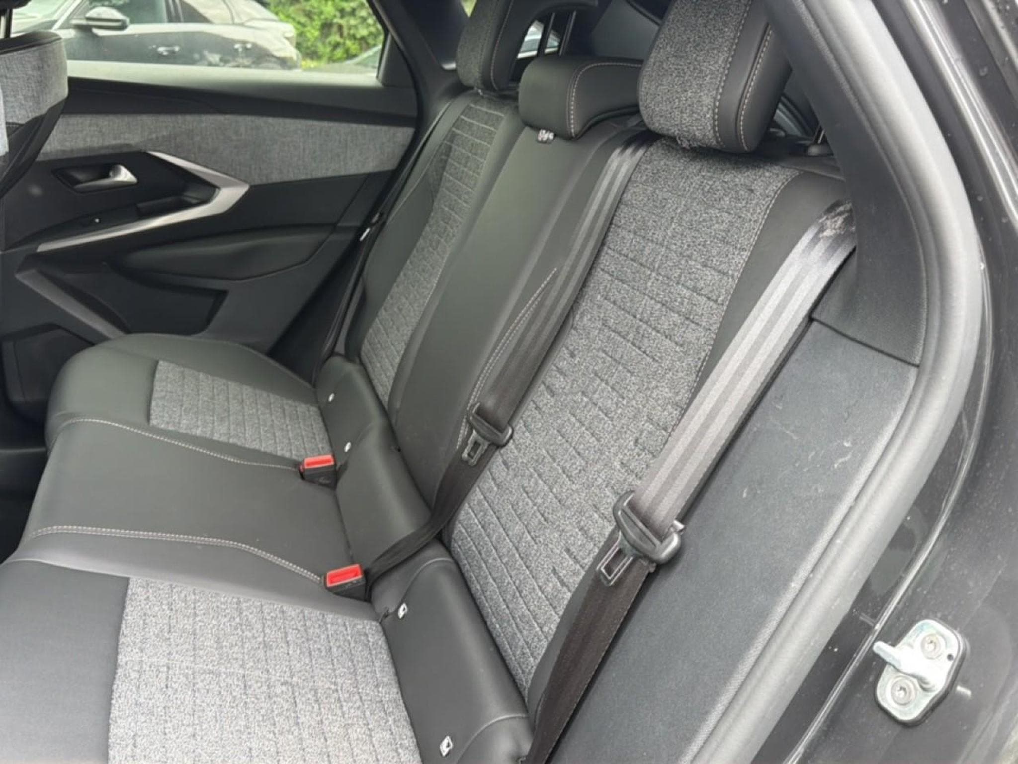 Peugeot 3008 1.2 HYBRID 145 ALLURE E-DCS6 (2025) - Photo 14