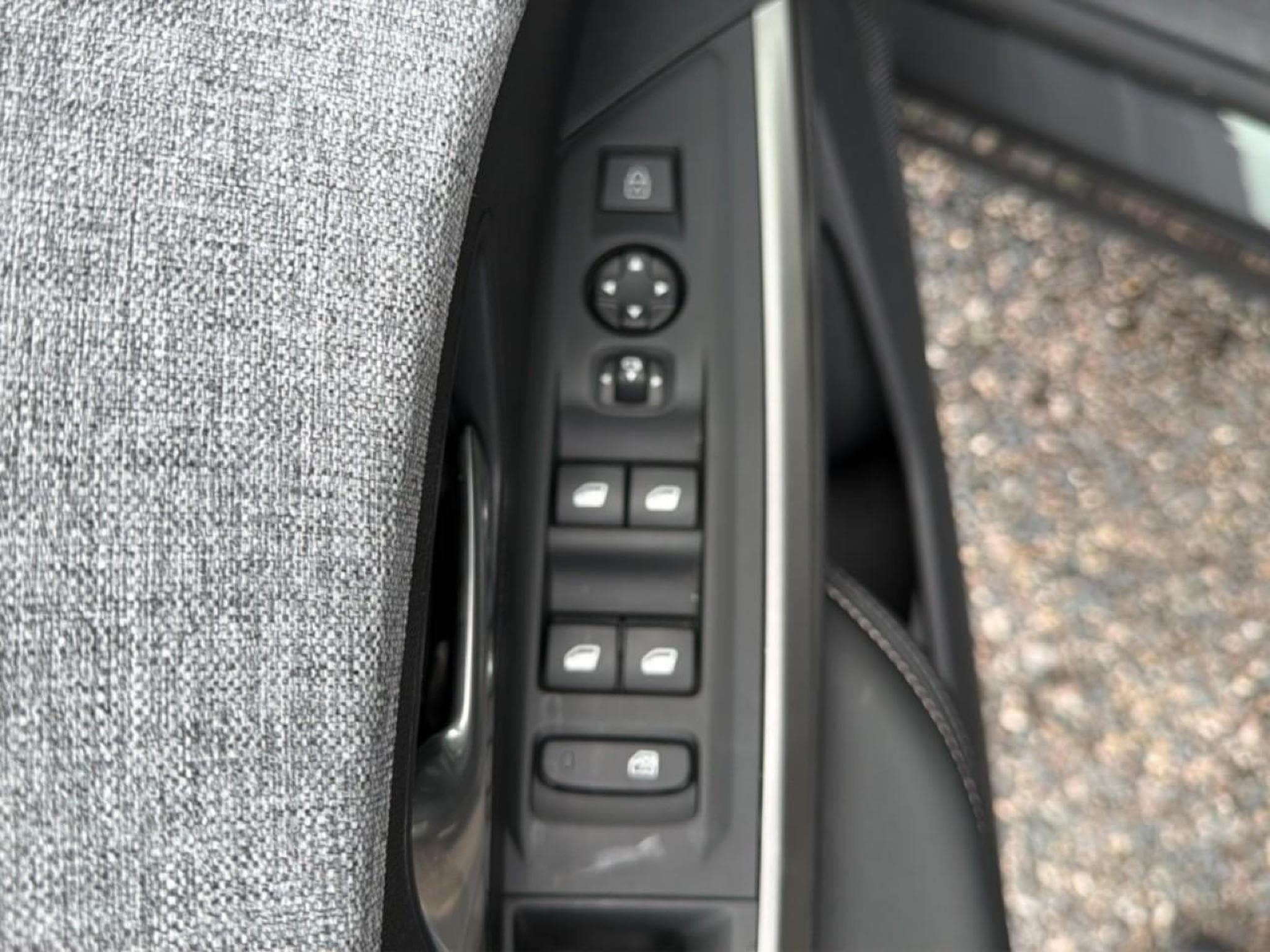 Peugeot 3008 1.2 HYBRID 145 ALLURE E-DCS6 (2025) - Photo 16