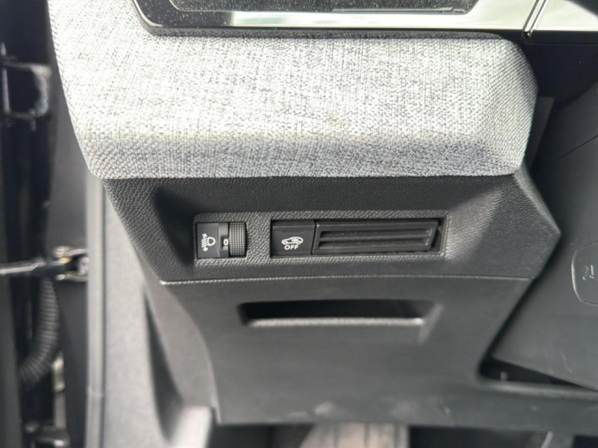 Peugeot 3008 1.2 HYBRID 145 ALLURE E-DCS6 (2025) - Photo 17
