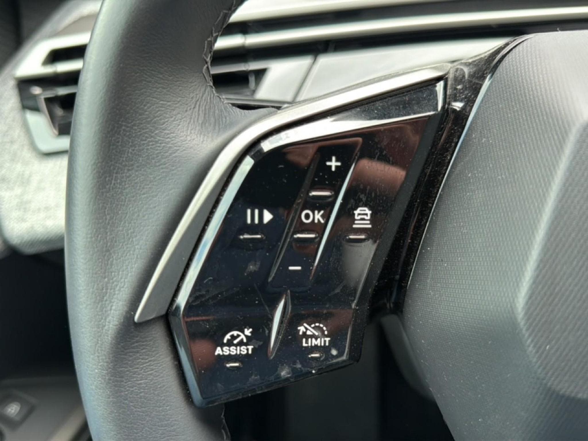 Peugeot 3008 1.2 HYBRID 145 ALLURE E-DCS6 (2025) - Photo 18