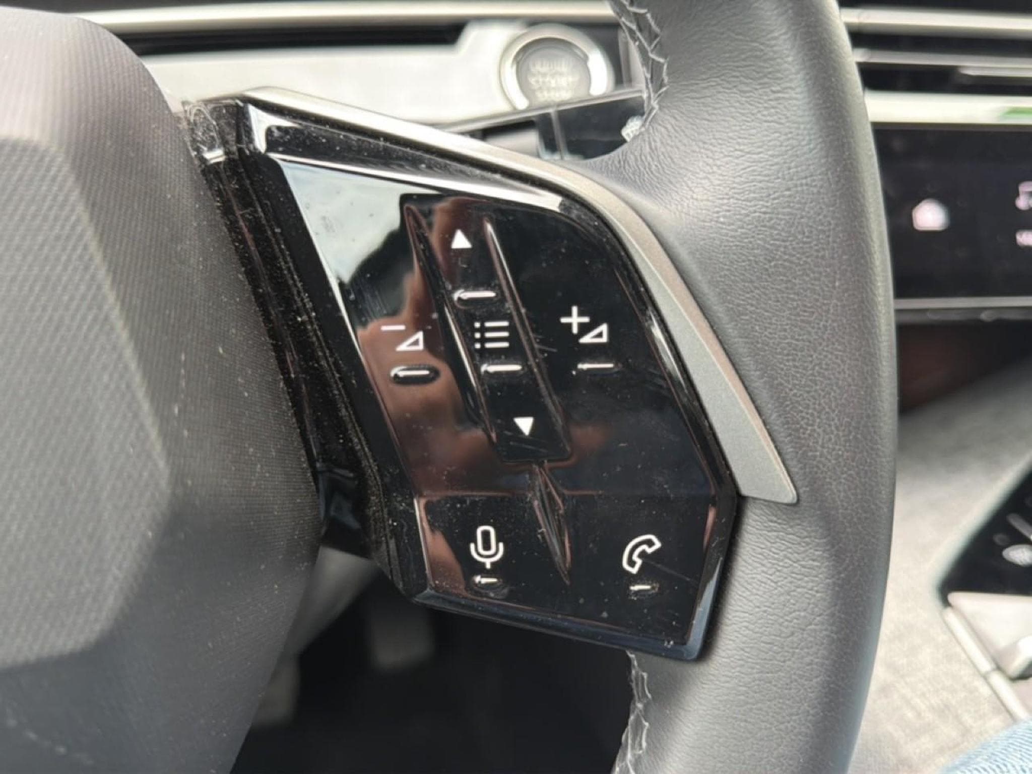 Peugeot 3008 1.2 HYBRID 145 ALLURE E-DCS6 (2025) - Photo 19
