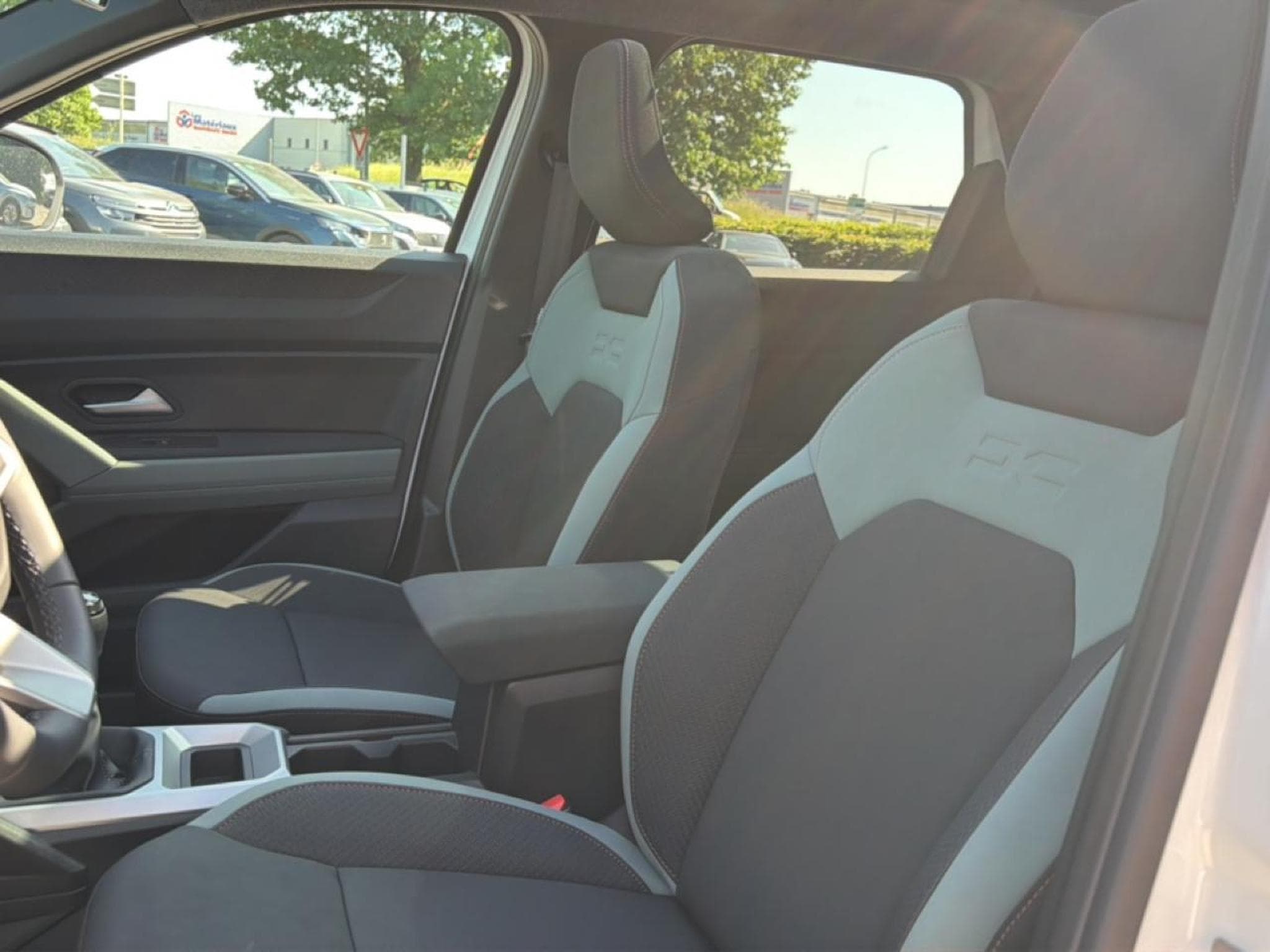 Dacia BIGSTER 1.2 MILD HYBRID 140 EXTREME (2026) - Photo 12