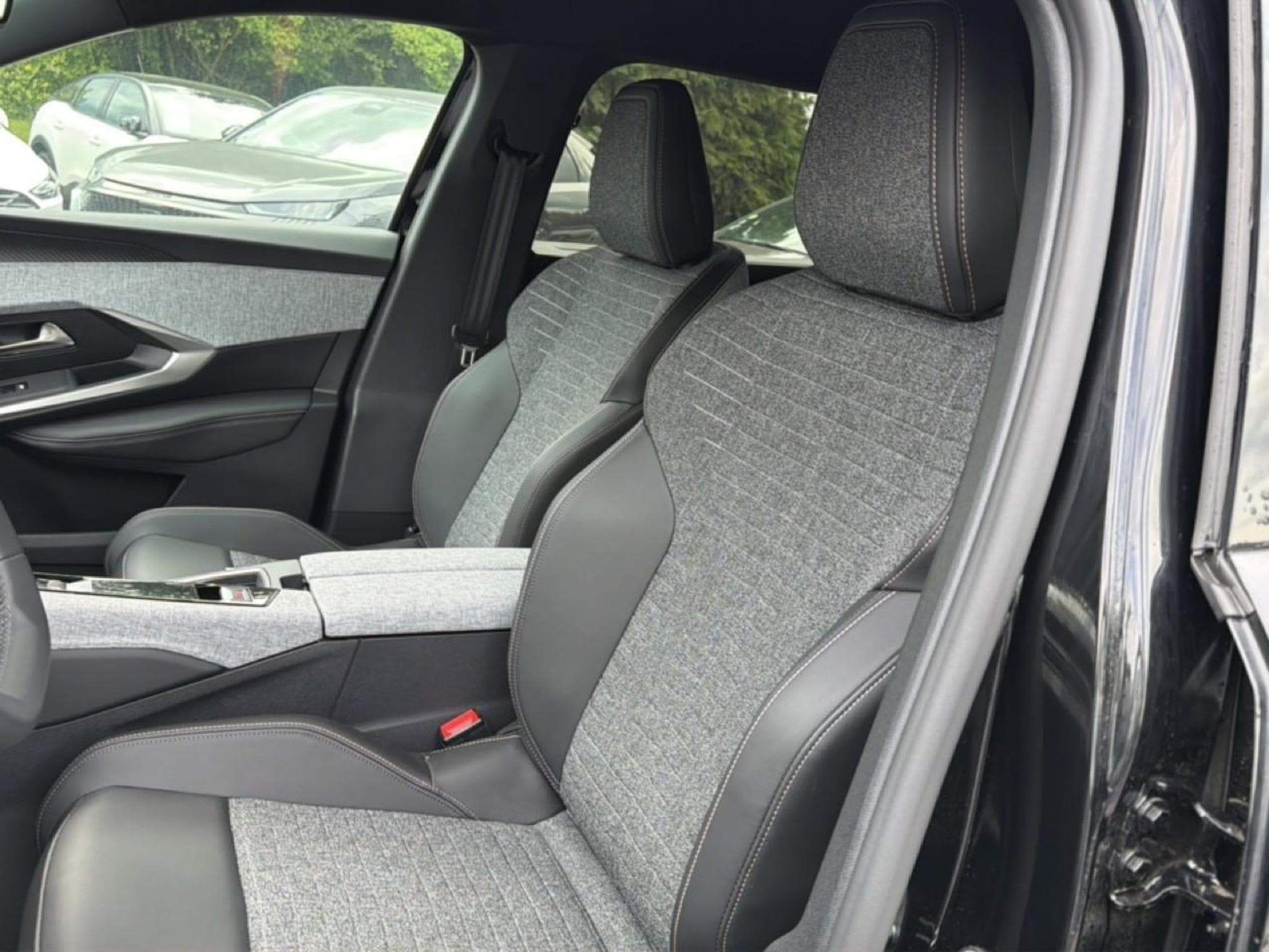 Peugeot 5008 HYBRID 145 ALLURE E-DCS6 (2025) - Foto 12