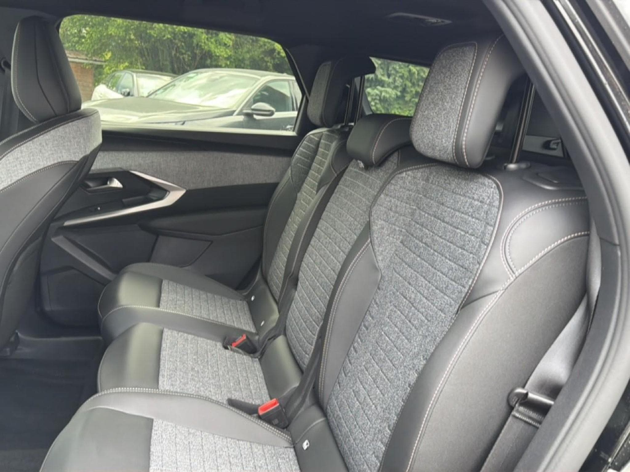 Peugeot 5008 HYBRID 145 ALLURE E-DCS6 (2025) - Foto 14