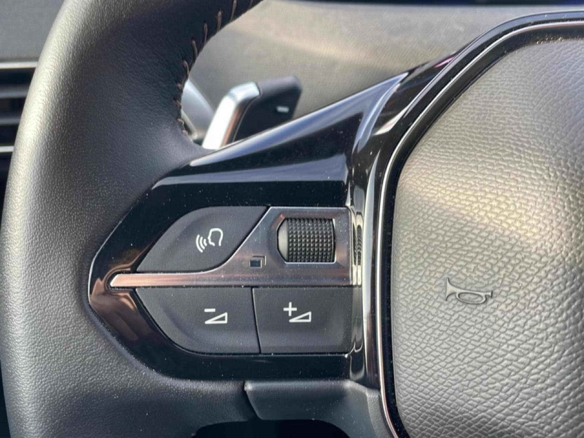Peugeot 3008 PLUG-IN HYBRID 180 ALLURE PACK E-EAT8 (2024) - Photo 17