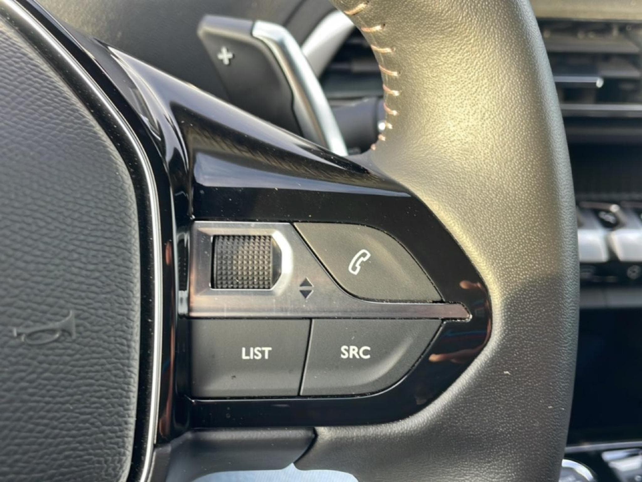 Peugeot 3008 PLUG-IN HYBRID 180 ALLURE PACK E-EAT8 (2024) - Photo 18