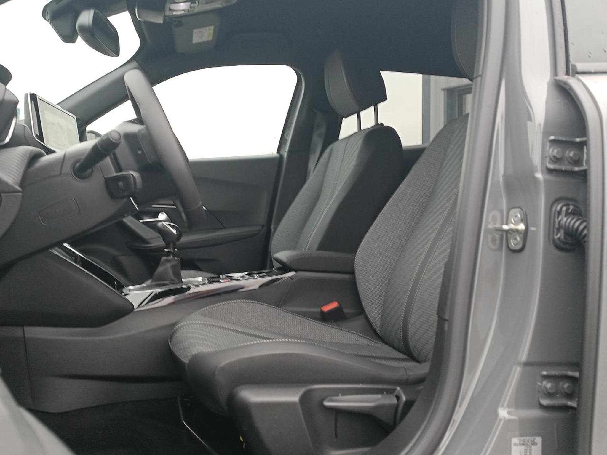 Peugeot 2008 1.2 100 ALLURE (2025) - Photo 10