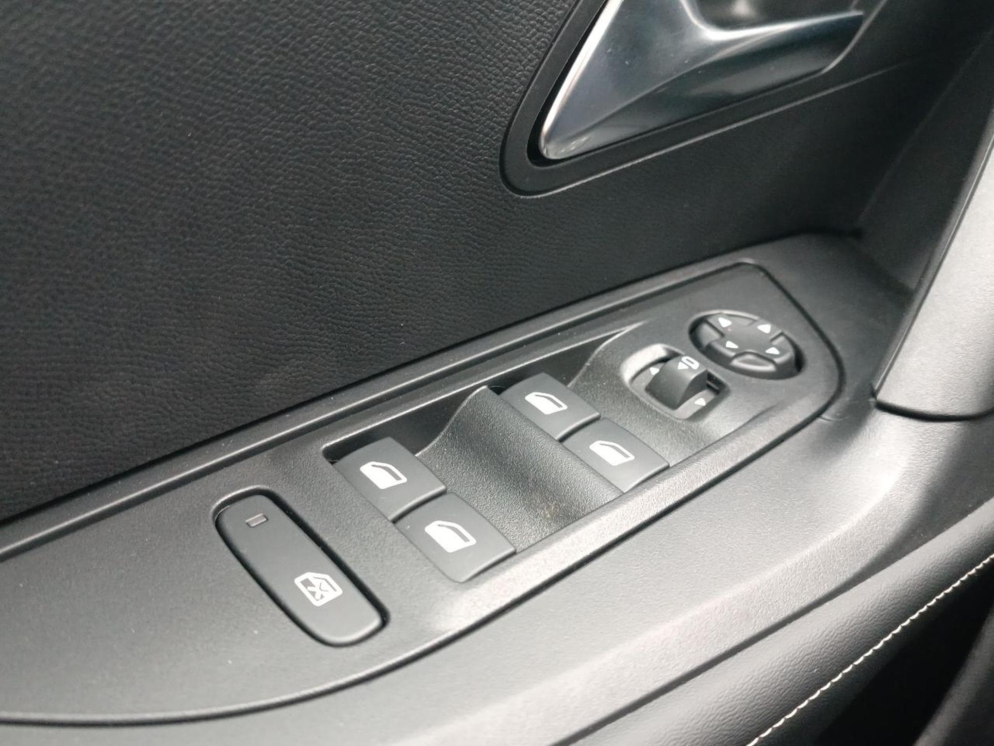 Peugeot 2008 1.2 100 ALLURE (2025) - Photo 11