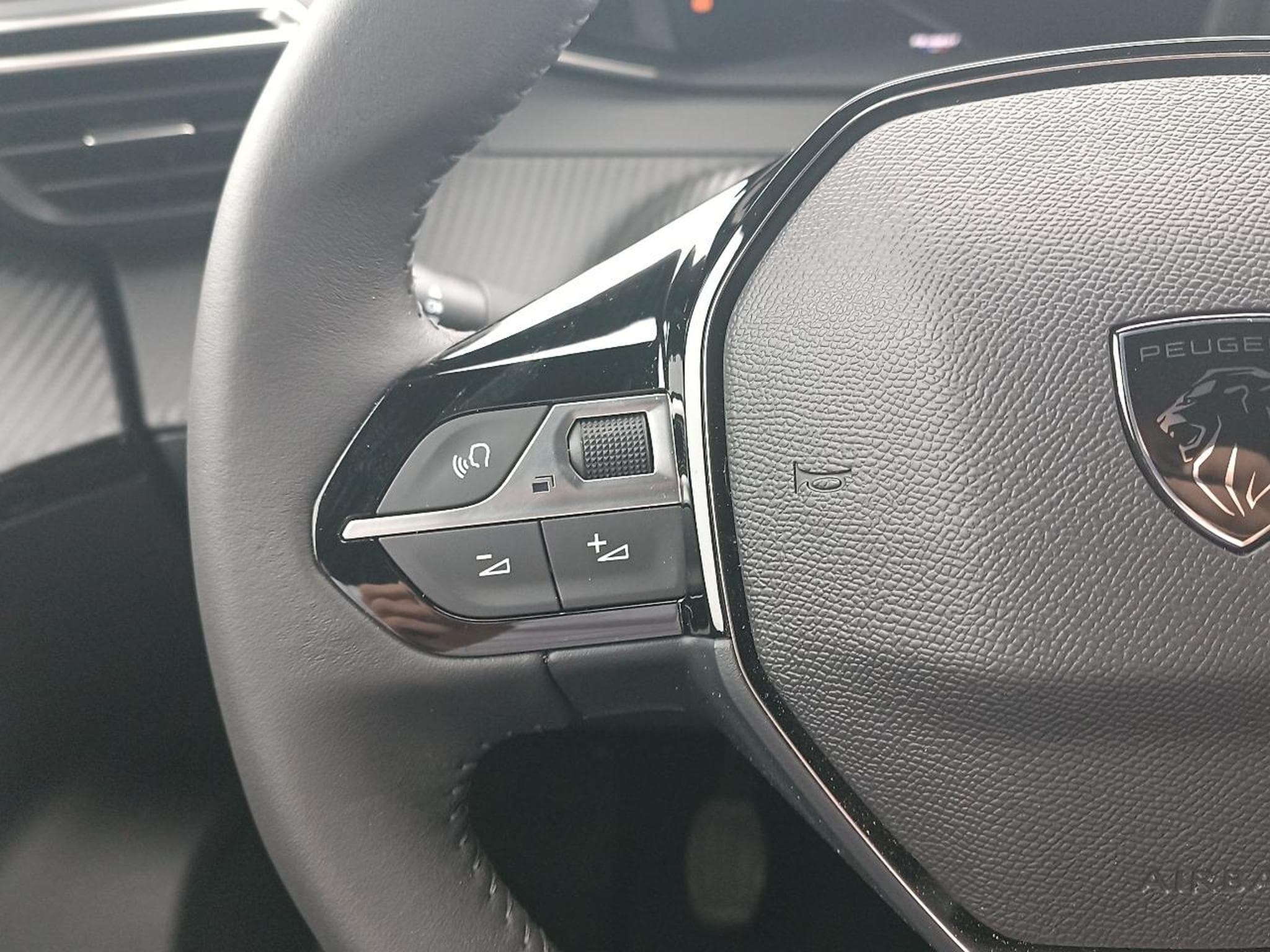 Peugeot 2008 1.2 100 ALLURE (2025) - Photo 15